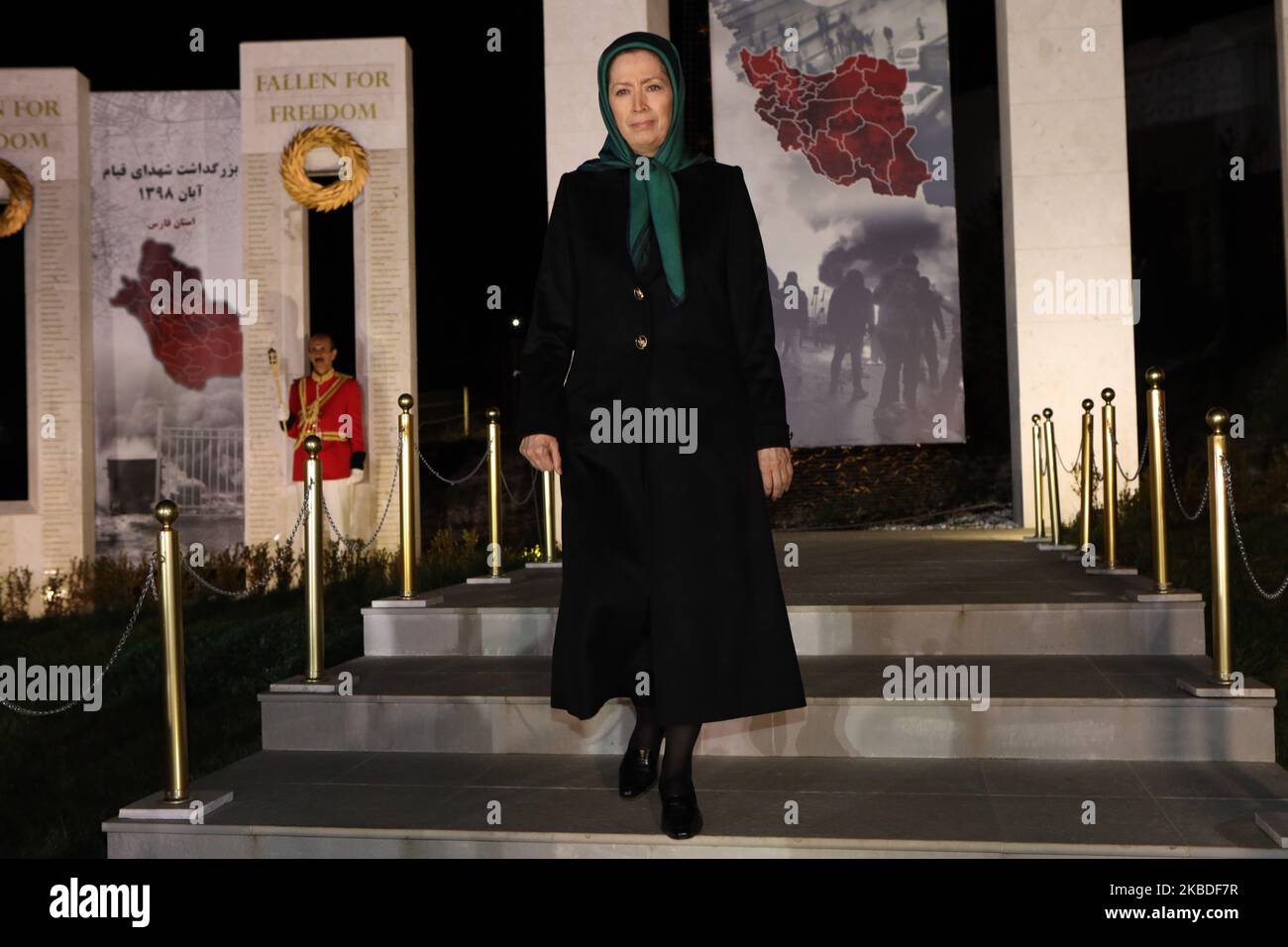 Maryam Rajavi, il Presidente eletto del Consiglio Nazionale di resistenza dell'Iran (NCRI), si è Unito a migliaia di membri del dissidente Mujahedin-e Khalq (MEK) in una cerimonia tenutasi ad Ashraf-3, Durres, in Albania il 19 dicembre 2019, per commemorare i 40 giorni dei 1.500 manifestanti uccisi durante le proteste di novembre in Iran. (Foto di Siavosh Hosseini/NurPhoto) Foto Stock