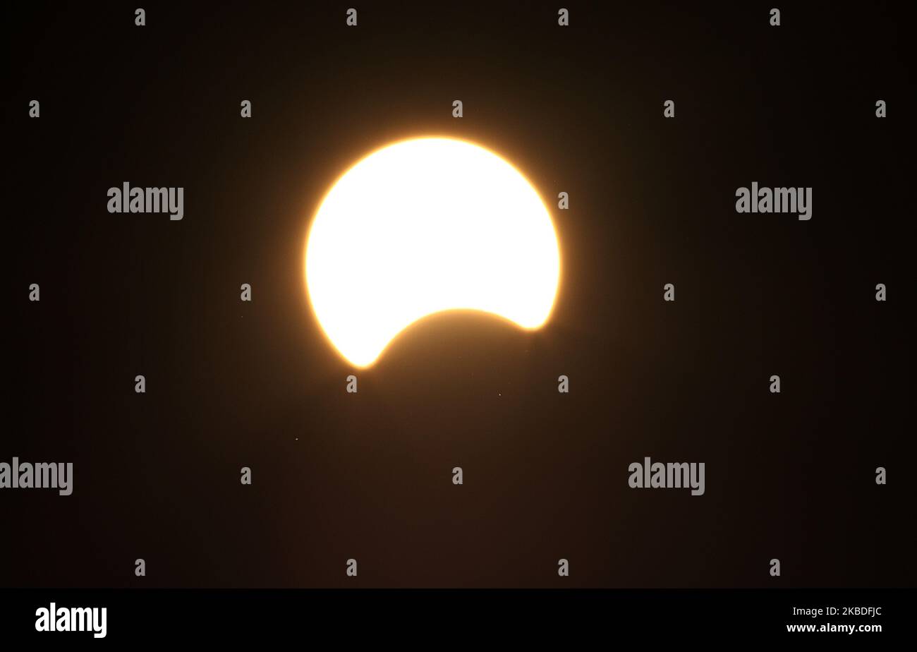 Eclissi solare è visto a Srinagar, Kashmir in una fredda mattina il 26 dicembre 2019. (Foto di Faisal Khan/NurPhoto) Foto Stock