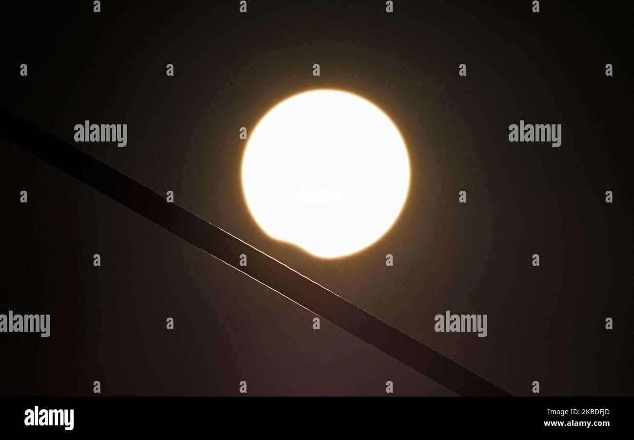 Una vista di eclissi solare a Srinagar, Kashmir il 26 dicembre 2019. (Foto di Faisal Khan/NurPhoto) Foto Stock