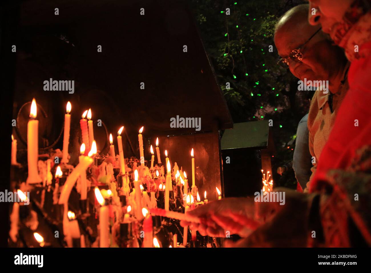 La gente accende le candele durante le celebrazioni di Natale in Ajmer, Rajasthan, India il 25 dicembre 2019. (Foto di Str/NurPhoto) Foto Stock