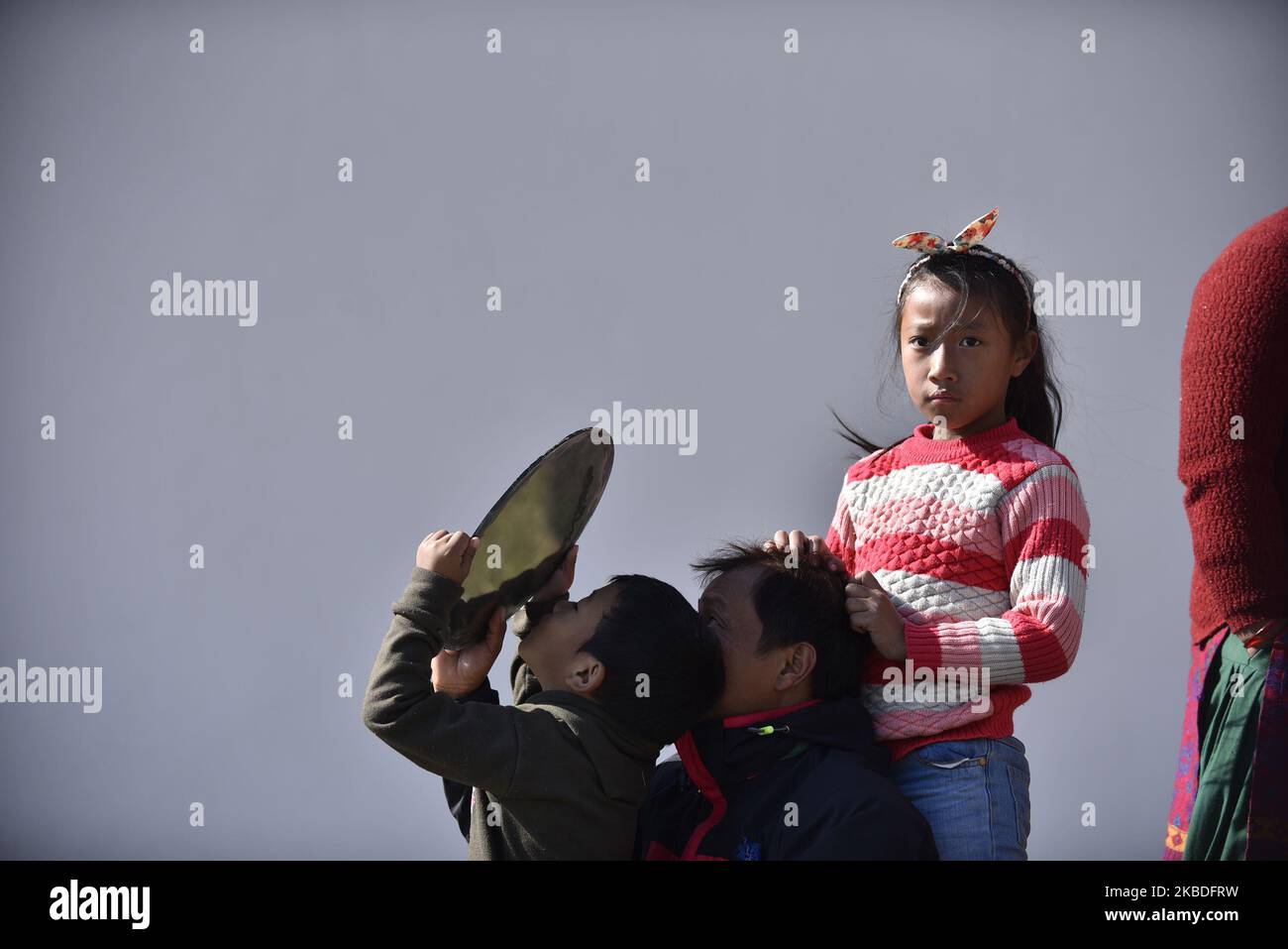 Il popolo nepalese utilizza un filtro solare per guardare un'Eclipse solare 'Ring of Fire' dell'Osservatorio del Planetario e Museo della Scienza BP Koirala Memorial a Kirtipur, Kathmandu, Nepal giovedì 26 dicembre 2019. (Foto di Narayan Maharjan/NurPhoto) Foto Stock