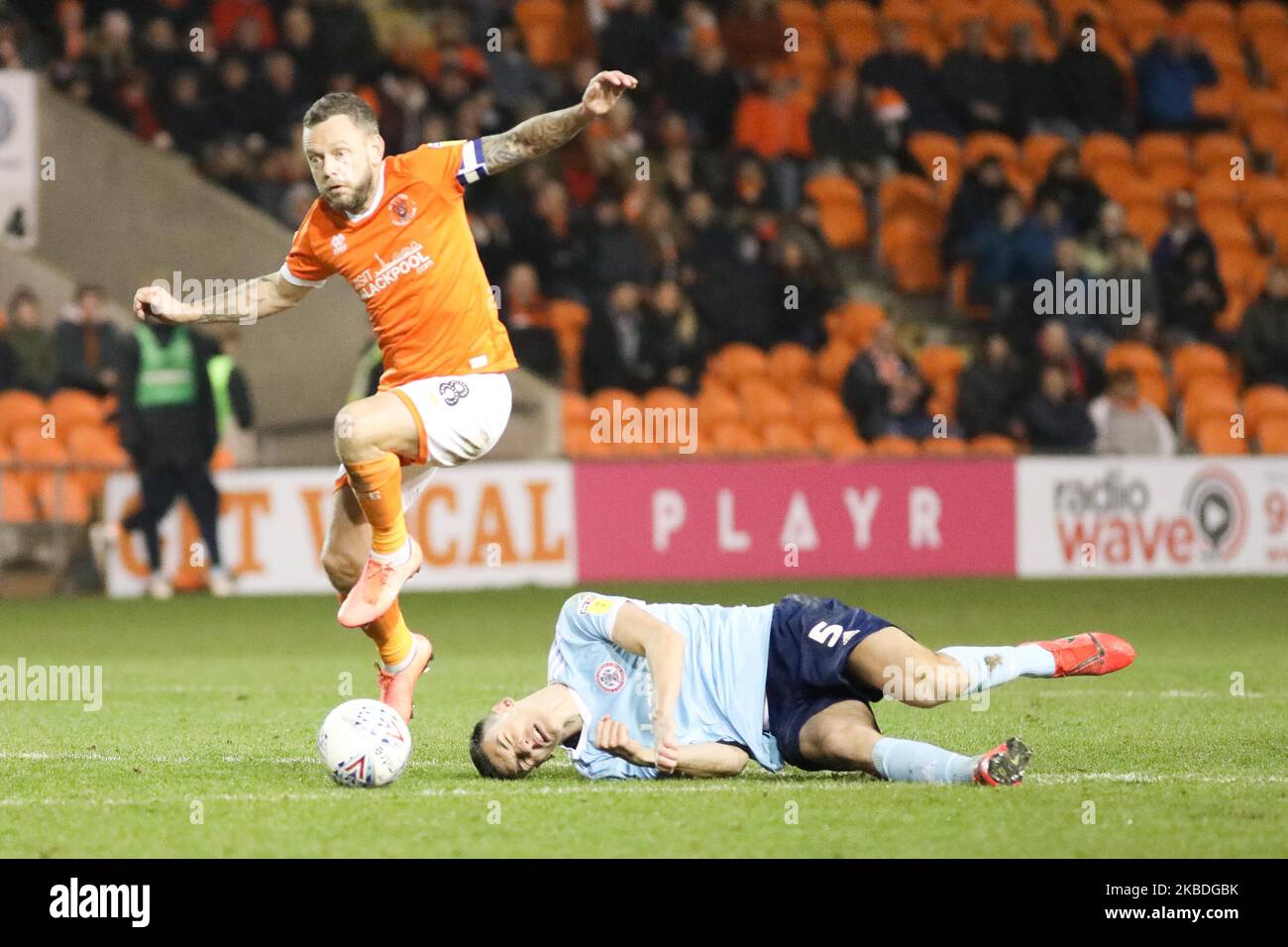 Jay spearing of Blackpool FC battaglie per il possesso con Ross Sykes di Accrington Stanley durante la partita della Sky Bet League 1 tra Blackpool e Accrington Stanley a Bloomfield Road, Blackpool giovedì 26th dicembre 2019. (Foto di Tim Markland/MI News/NurPhoto) Foto Stock