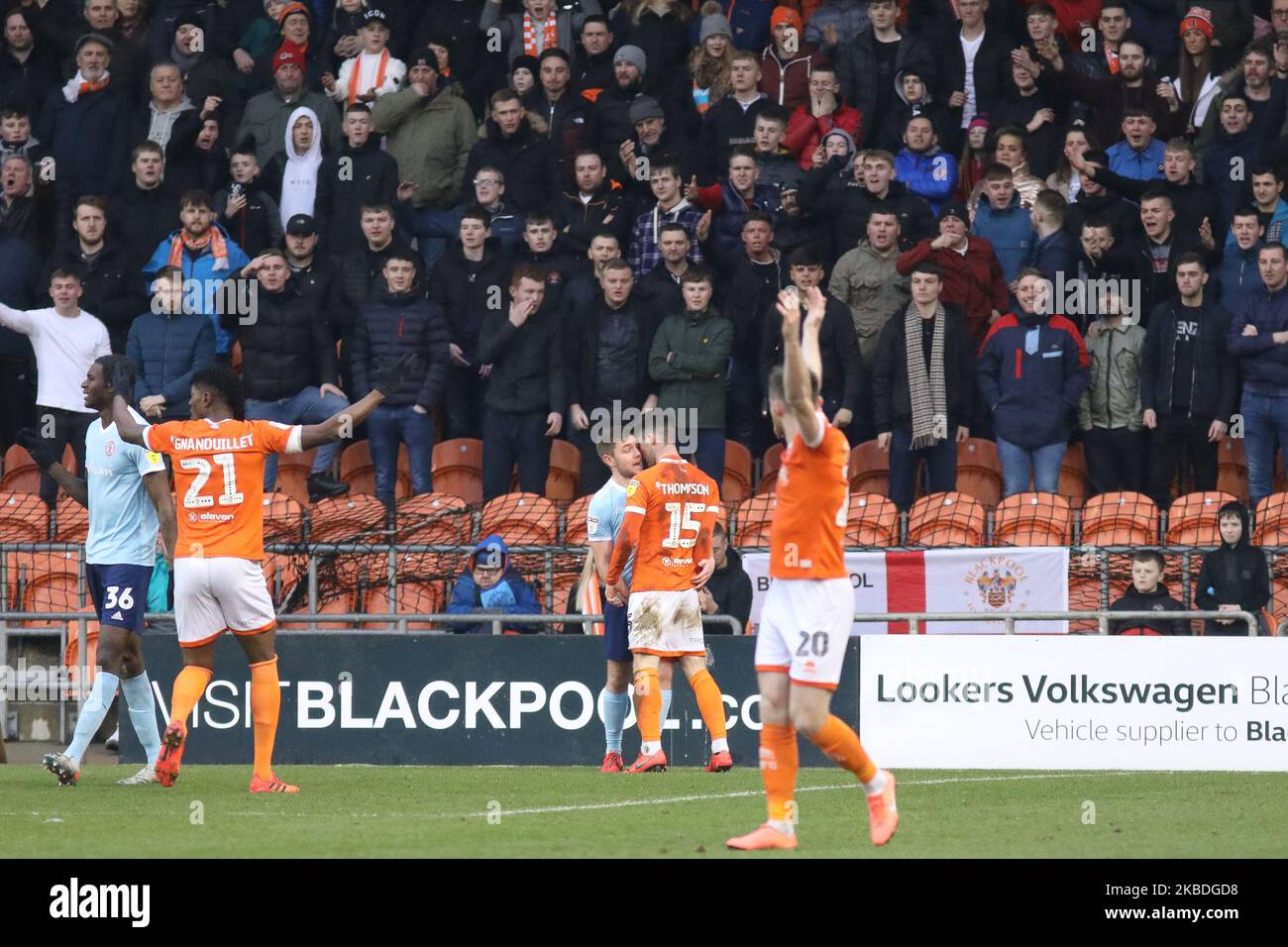 Sam Finley di Accrington Stanley si scontra con Jordan Thompson del Blackpool FC durante la partita della Sky Bet League 1 tra Blackpool e Accrington Stanley a Bloomfield Road, Blackpool giovedì 26th dicembre 2019. (Foto di Tim Markland/MI News/NurPhoto) Foto Stock