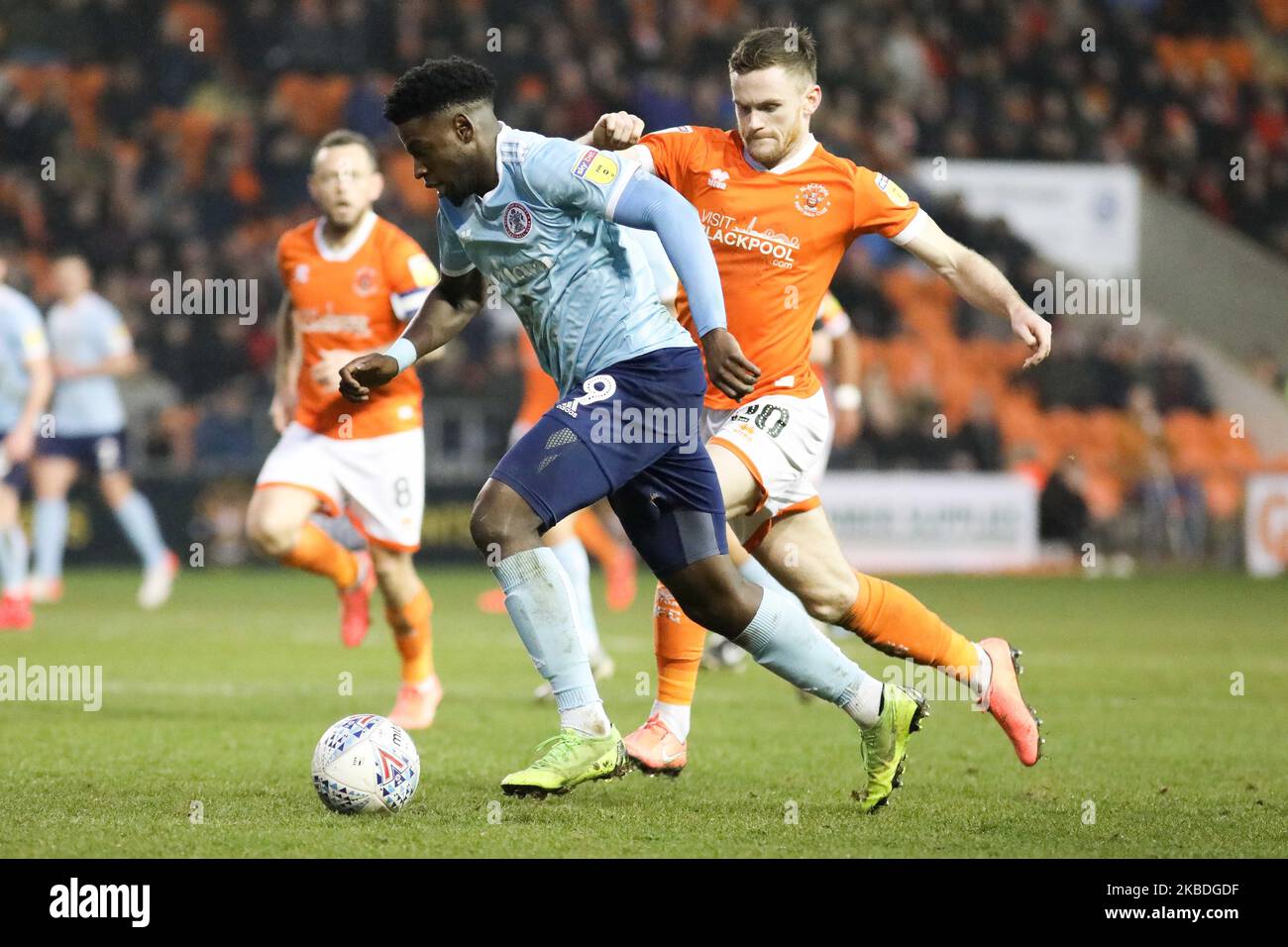 Offrande Zanzala di Accrington Stanley batte per il possesso con Oliver Turton del Blackpool FC durante la partita della Sky Bet League 1 tra Blackpool e Accrington Stanley a Bloomfield Road, Blackpool giovedì 26th dicembre 2019. (Foto di Tim Markland/MI News/NurPhoto) Foto Stock