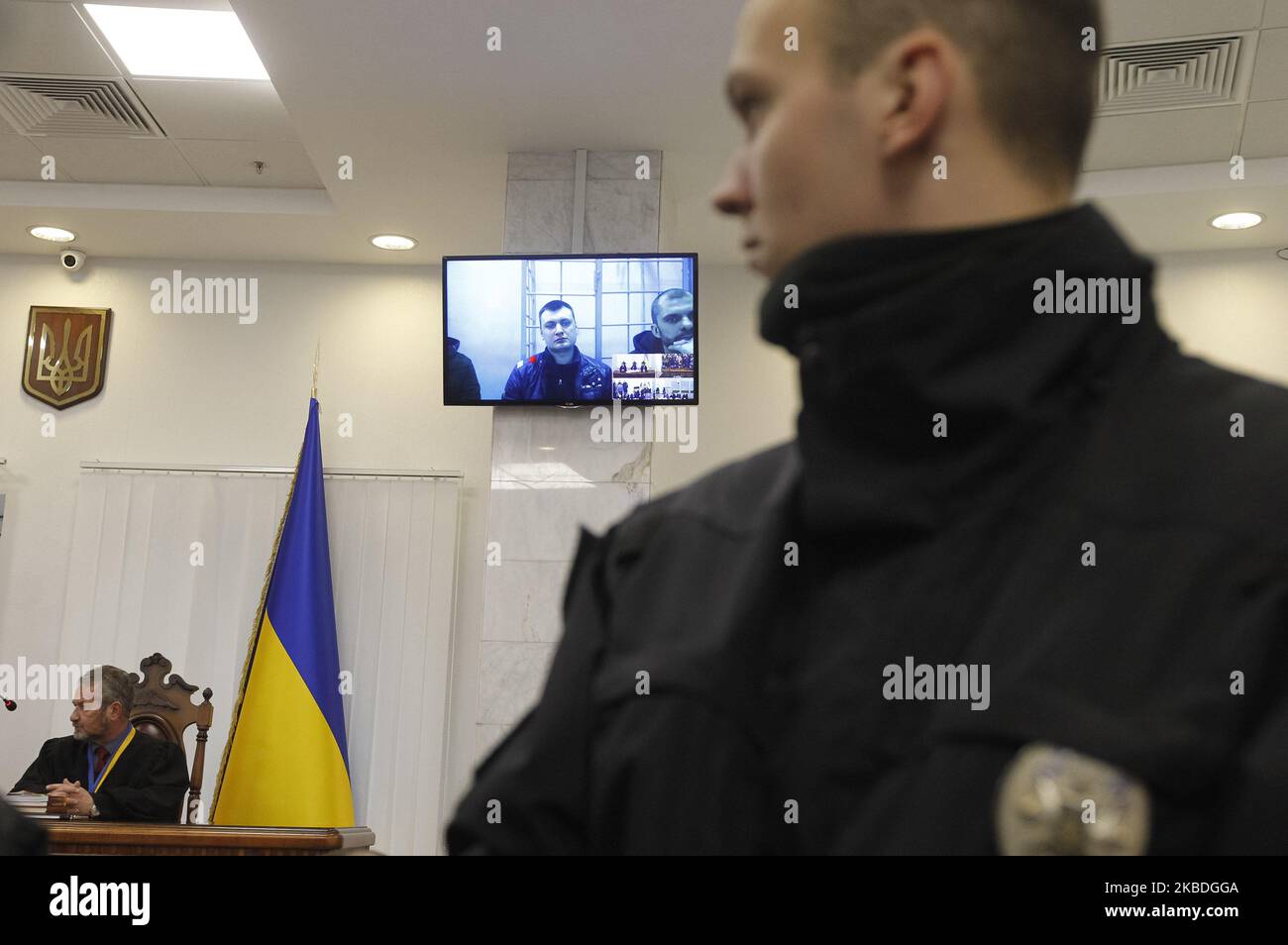 Ex-membri della polizia antisommossa Berkut Serhii Zinchenko, Pavlo Abroskin e Oleh Yanyshevsky, accusati di aver ucciso i manifestanti durante l'Euromaidan o la Rivoluzione della dignità 2013-14, partecipano ad un'audizione presso la Corte d'appello di Kyiv, in Ucraina, il 27 dicembre 2019. (Foto di Str/NurPhoto) Foto Stock