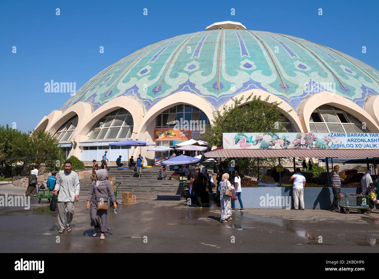 TASHKENT, UZBEKISTAN - 03 SETTEMBRE 2022: Vista del padiglione rotondo del mercato alimentare Chorsu in una giornata di sole Foto Stock