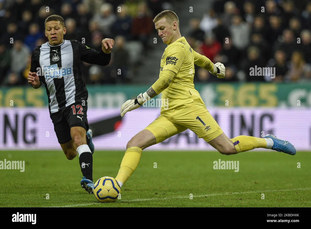 Jordan Pickford (1) di Everton calcia la palla sotto pressione di Dwight Gayle (12) di Newcastle United durante la partita della Premier League tra Newcastle United ed Everton al St. James's Park, Newcastle sabato 28th dicembre 2019. (Foto di IAM Burn/MI News/NurPhoto) Foto Stock