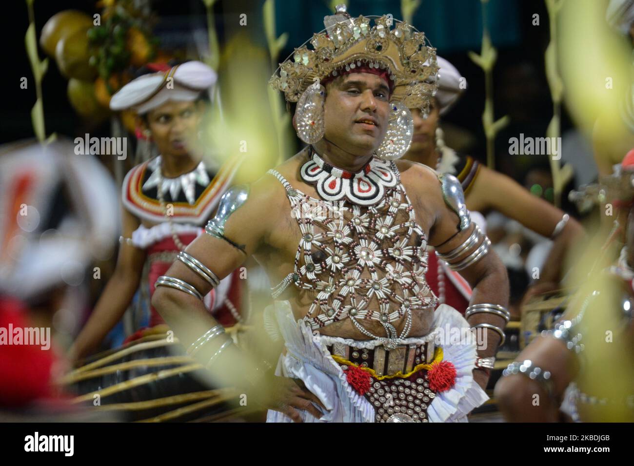 Il ballerino tradizionale dello Sri Lanka esegue la tradizionale cerimonia ritualistica di Kohoba Kankaiya a Kotte Rajamaha Viharaya Colombo, Sri Lanka, il 28 dicembre 2019 (Foto di Achila Jayawardana/NurPhoto) Foto Stock