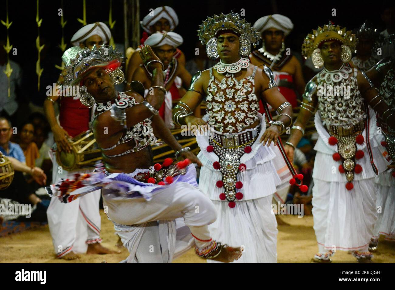 Il ballerino tradizionale dello Sri Lanka esegue la tradizionale cerimonia ritualistica di Kohoba Kankaiya a Kotte Rajamaha Viharaya Colombo, Sri Lanka, il 28 dicembre 2019 (Foto di Achila Jayawardana/NurPhoto) Foto Stock