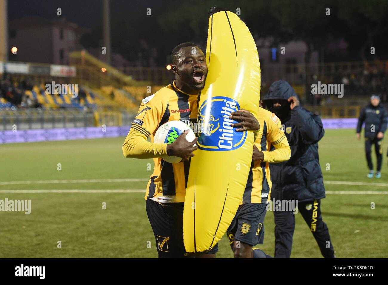 Bright Addae della S.S. Juve Stabia con una banana di plastica durante l'incontro di Serie B tra Juve Stabia e Cosenza allo Stadio Romeo menti Castellammare di Stabia Italia il 29 dicembre 2019. (Foto di Franco Romano/NurPhoto) Foto Stock