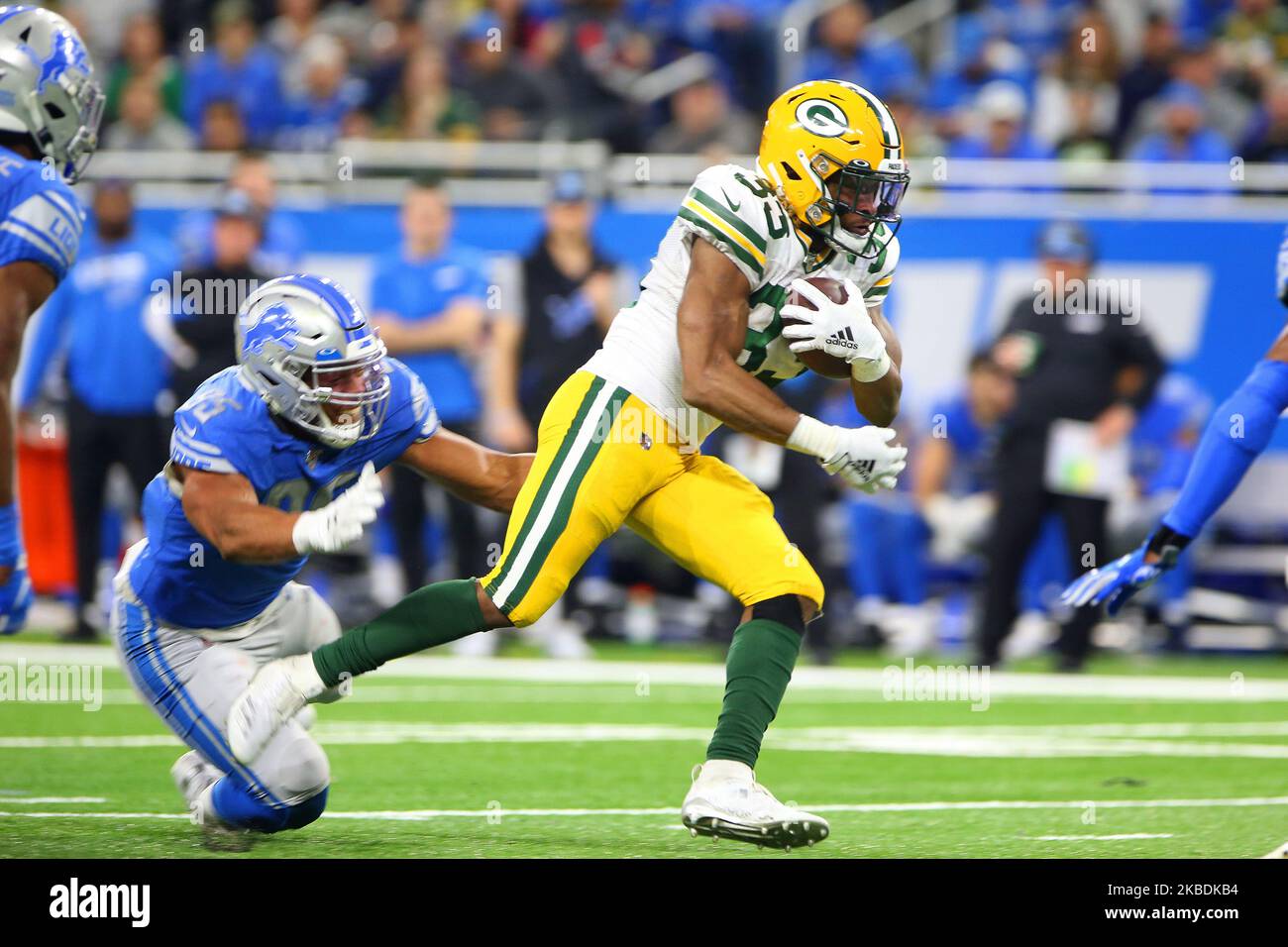 I Green Bay Packers che corrono contro Aaron Jones (33) corrono per il yardage durante la seconda metà di una partita di football NFL contro i Detroit Lions a Detroit, Michigan USA, domenica 29 dicembre 2019. (Foto di Amy Lemus/NurPhoto) Foto Stock