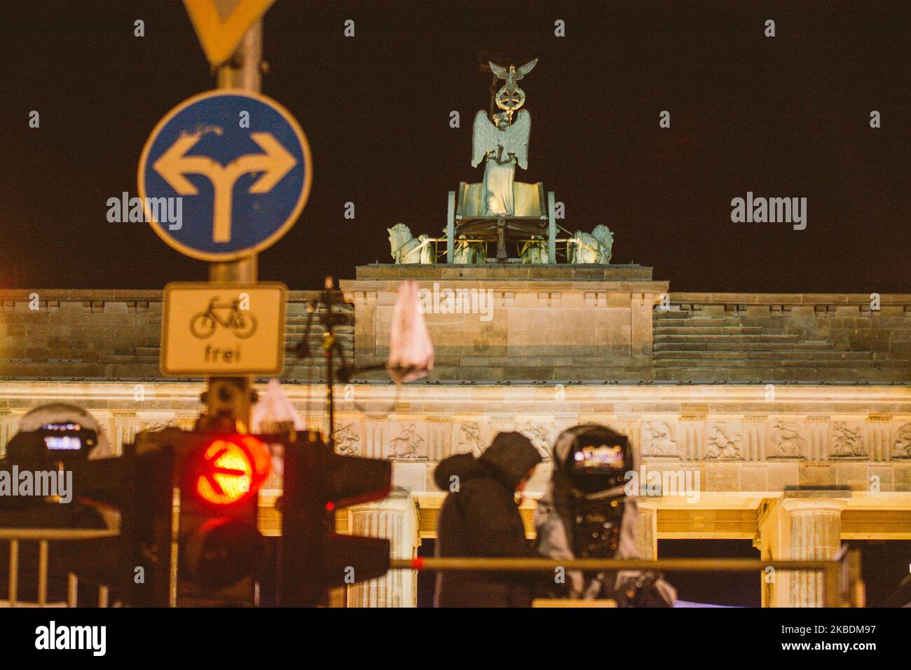 Un uomo accende l'illuminazione di fronte alla porta di Brandeburgo nella notte prima della festa di Capodanno a Brandeburgo (Foto di Ying Tang/NurPhoto) Foto Stock