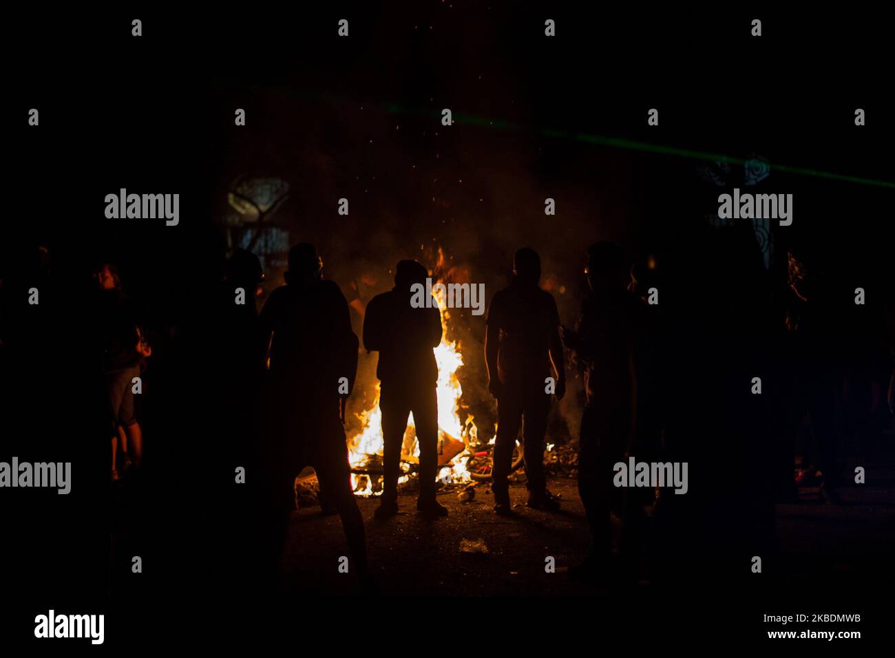 Migliaia di persone arrivano in Piazza Dignidad (ex Square Italia, rinomata dai cittadini) per celebrare l'inizio di un nuovo anno in mezzo all'epidemia e alla crisi sociale in Cile. Santiago, Cile, 1 gennaio 2020. (Foto di Claudio Abarca Sandoval/NurPhoto) Foto Stock