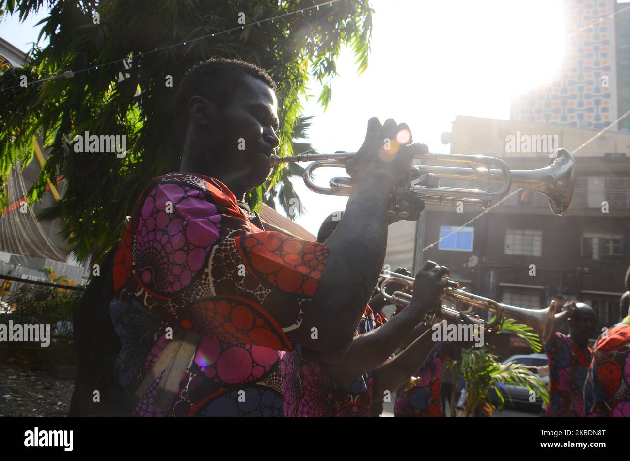 Le persone suonano strumenti musicali per festeggiare di fronte al Lagos Island Maternity Hospital il 1st gennaio 2020 a Lagos, Nigeria. (Foto di Olukayode Jaiyeola/NurPhoto) Foto Stock