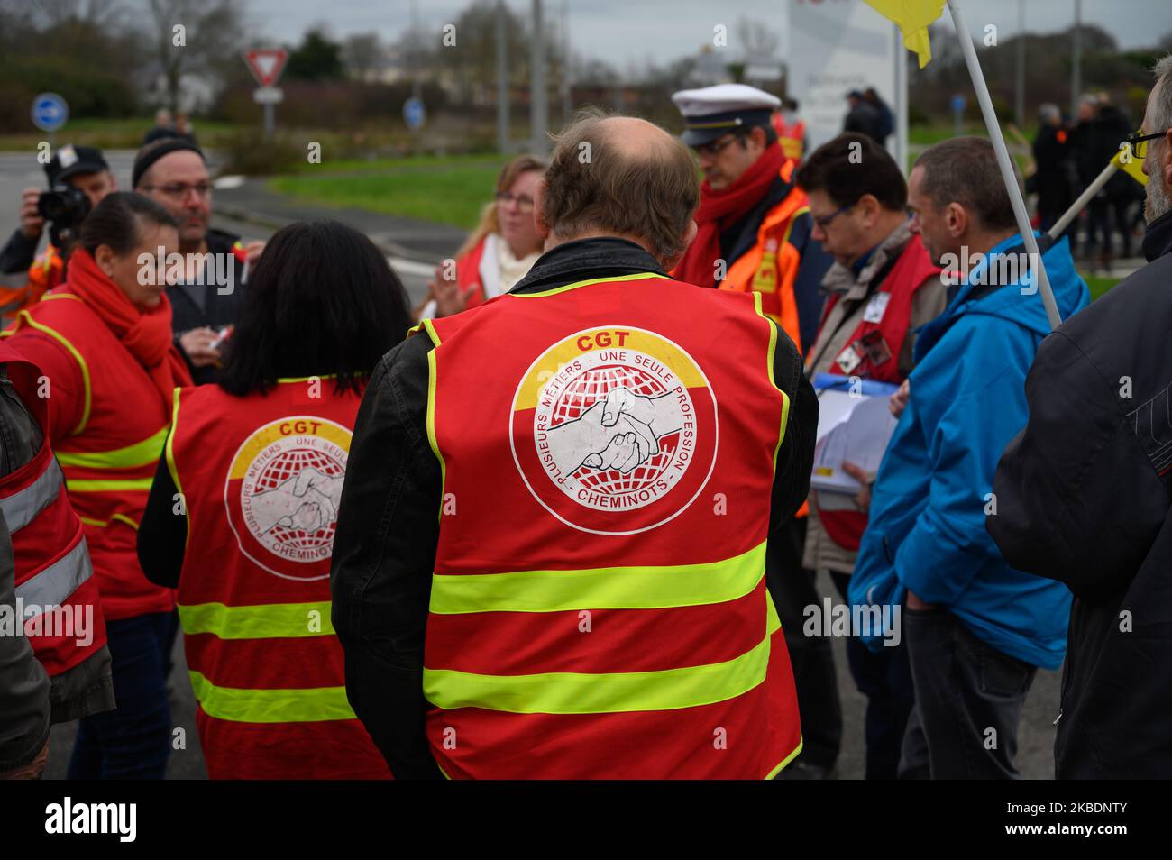 Nell'ambito della mobilitazione contro la riforma delle pensioni, il CGT, la FSU, la Force Ouvriere, Solidaires intersindacali hanno invitato i suoi attivisti a riunirsi di fronte alla raffineria di Donges, nella Loira Atlantica, in Francia; o 2 gennaio 2020 il cui personale ha iniziato a bloccarsi per un periodo di 3 giorni su richiesta del CGT. La federazione chimica CGT ha già chiesto un blocco nazionale di tutti gli impianti petroliferi - raffinerie, terminali, depositi - per 96 ore, dal 7 al 10 gennaio 2020. (Foto di Estelle Ruiz/NurPhoto) Foto Stock