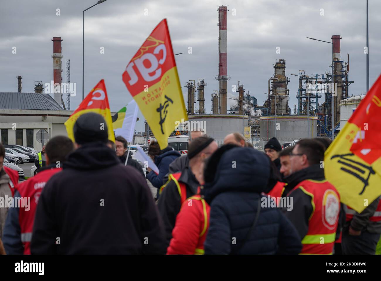 Nell'ambito della mobilitazione contro la riforma delle pensioni, il CGT, la FSU, la Force Ouvriere, Solidaires intersindacali hanno invitato i suoi attivisti a riunirsi di fronte alla raffineria di Donges, nella Loira Atlantica, in Francia; o 2 gennaio 2020 il cui personale ha iniziato a bloccarsi per un periodo di 3 giorni su richiesta del CGT. La federazione chimica CGT ha già chiesto un blocco nazionale di tutti gli impianti petroliferi - raffinerie, terminali, depositi - per 96 ore, dal 7 al 10 gennaio 2020. (Foto di Estelle Ruiz/NurPhoto) Foto Stock