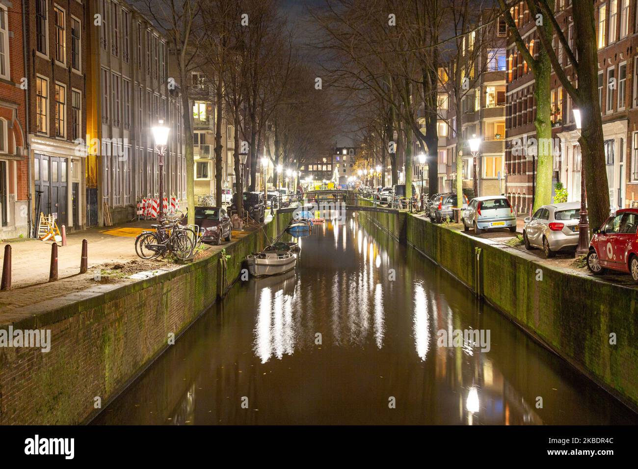 I canali di Amsterdam come Amstel, con la tipica architettura tradizionale olandese, ospitano case illuminate e case galleggianti la sera e la notte con splendidi riflessi sull'acqua e luci della città, Olanda, Olanda. Amsterdam è un centro finanziario, ma anche una delle città più visitate d'Europa, che attrae milioni di turisti in tutto il mondo, con il turismo che svolge un ruolo significativo nell'economia locale nonostante le voci che si oppongono a questo sviluppo turistico. (Foto di Nicolas Economou/NurPhoto) Foto Stock