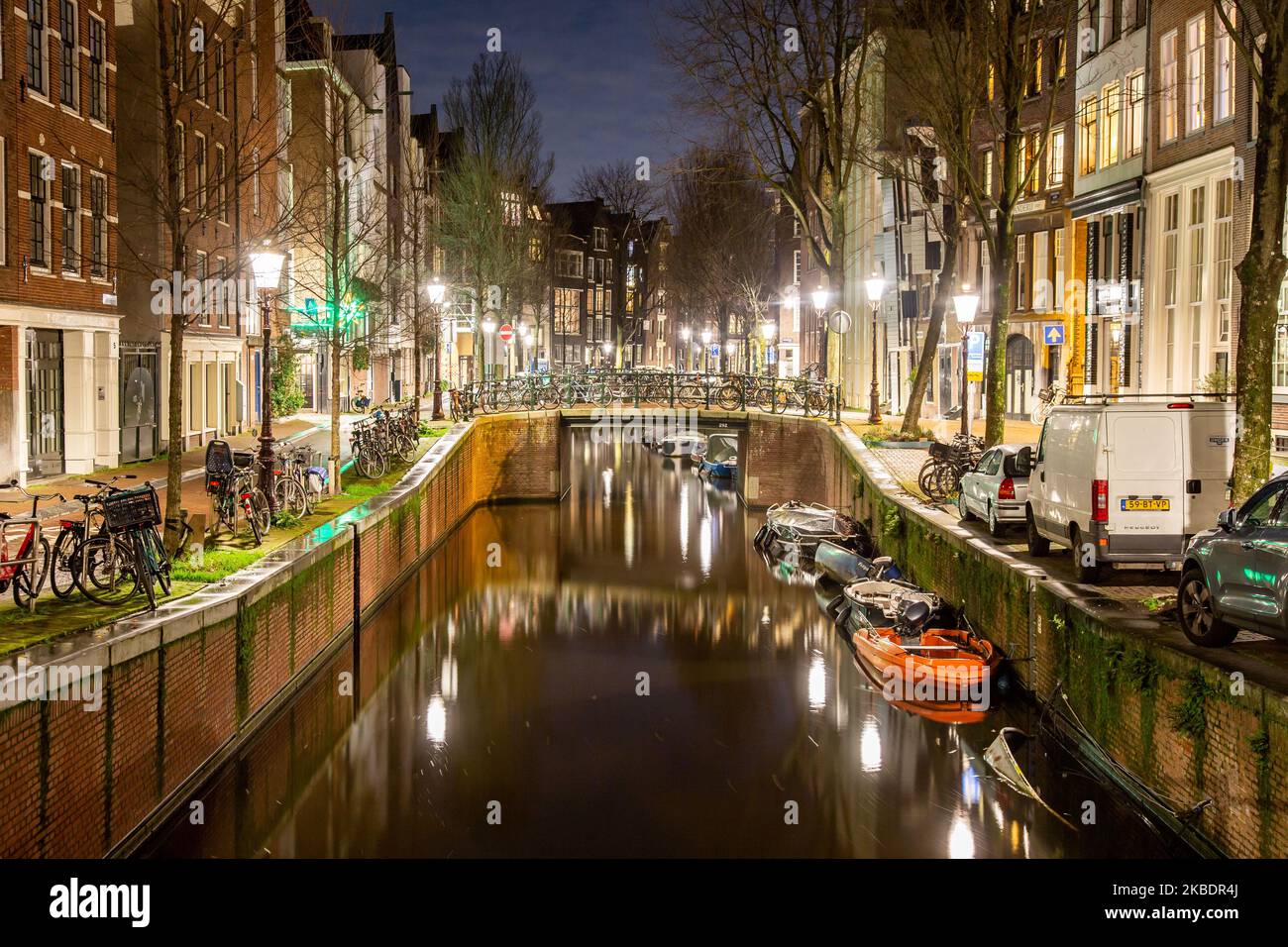 I canali di Amsterdam come Amstel, con la tipica architettura tradizionale olandese, ospitano case illuminate e case galleggianti la sera e la notte con splendidi riflessi sull'acqua e luci della città, Olanda, Olanda. Amsterdam è un centro finanziario, ma anche una delle città più visitate d'Europa, che attrae milioni di turisti in tutto il mondo, con il turismo che svolge un ruolo significativo nell'economia locale nonostante le voci che si oppongono a questo sviluppo turistico. (Foto di Nicolas Economou/NurPhoto) Foto Stock