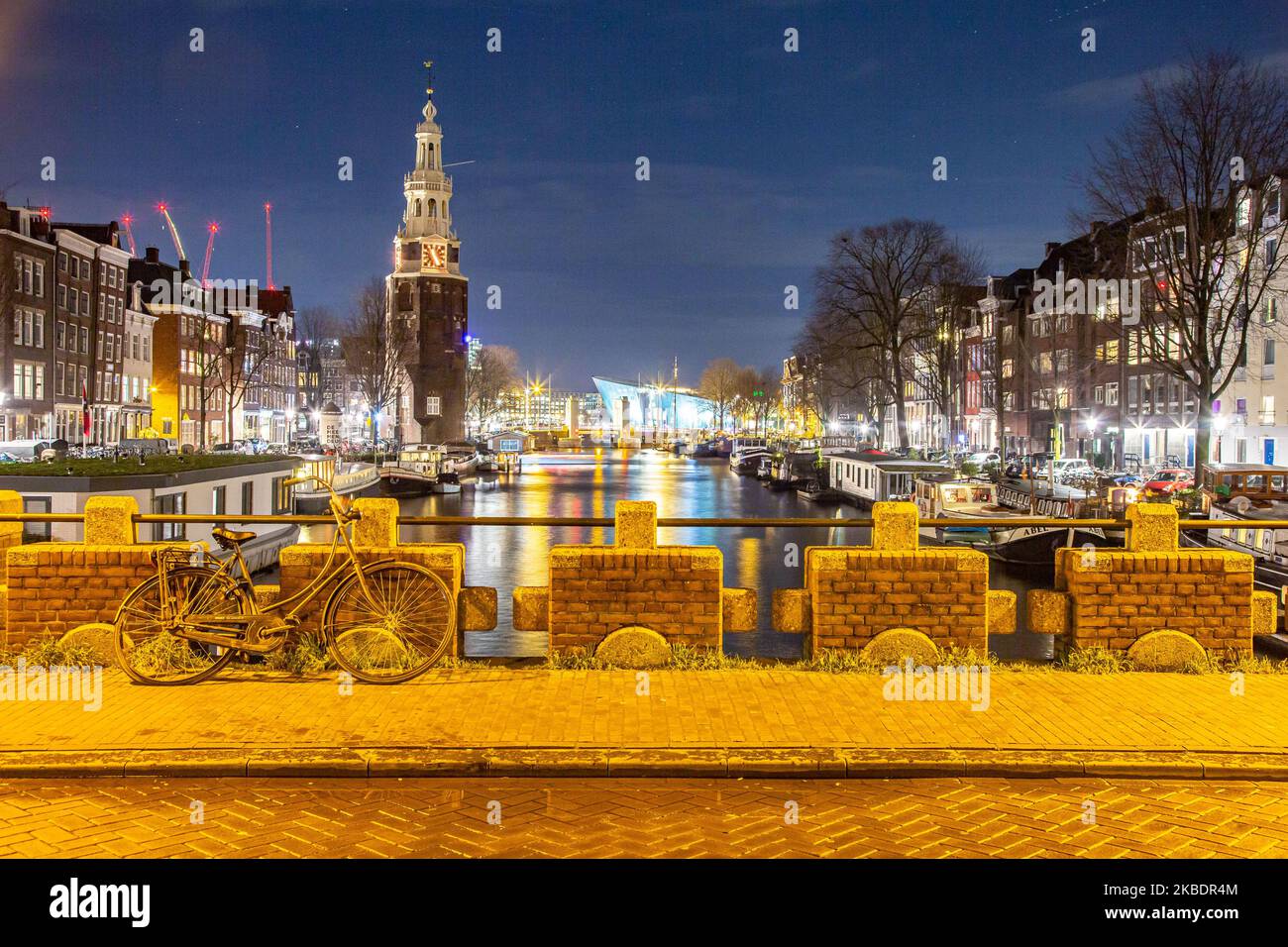 I canali di Amsterdam come Amstel, con la tipica architettura tradizionale olandese, ospitano case illuminate e case galleggianti la sera e la notte con splendidi riflessi sull'acqua e luci della città, Olanda, Olanda. Amsterdam è un centro finanziario, ma anche una delle città più visitate d'Europa, che attrae milioni di turisti in tutto il mondo, con il turismo che svolge un ruolo significativo nell'economia locale nonostante le voci che si oppongono a questo sviluppo turistico. (Foto di Nicolas Economou/NurPhoto) Foto Stock