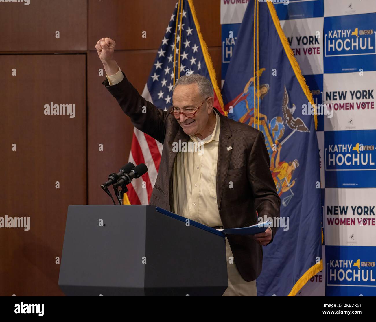 NEW YORK, N.Y. – 3 novembre 2022: Il leader della maggioranza del Senato Chuck Schumer si rivolge a un rally di campagna al Barnard College di New York. Foto Stock