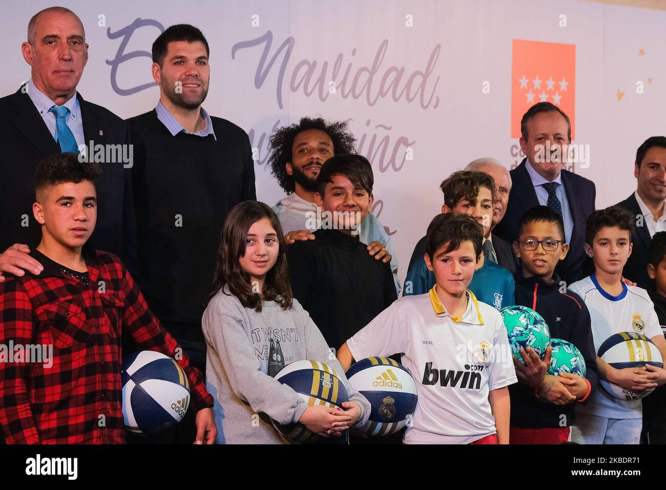 La Fondazione Real Madrid con i giocatori di pallacanestro Reyes e di calcio Marcelo consegnano giocattoli ai bambini sotto la supervisione della comunità di Madrid, Spagna, il 3 gennaio 2020. (Foto di Antonio Navia/NurPhoto) Foto Stock