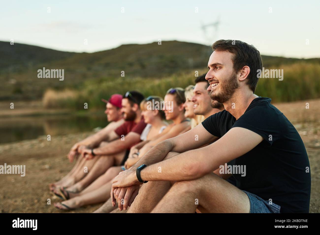 Le persone migliori con cui andare in vacanza, i giovani che trascorrono la giornata fuori. Foto Stock
