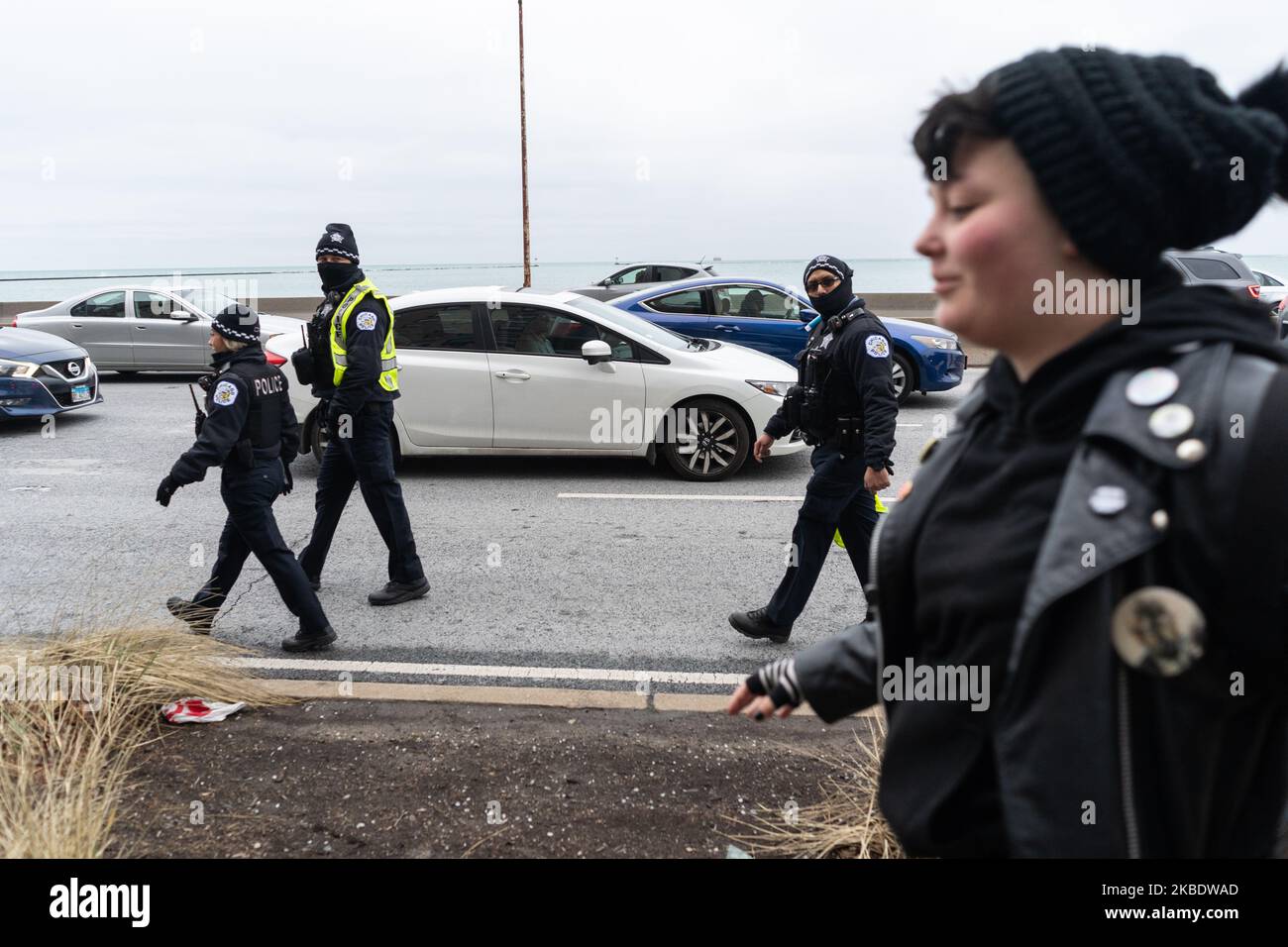 I poliziotti di Chicago tengono d'occhio i dimostranti che marciano tra le corsie interne ed esterne di Lake Shore Drive durante una protesta a Chicago contro il recente attacco aereo in Iraq e il nuovo spiegamento militare degli Stati Uniti in Medio Oriente il 4 gennaio 2020. (Foto di Max Herman/NurPhoto) Foto Stock