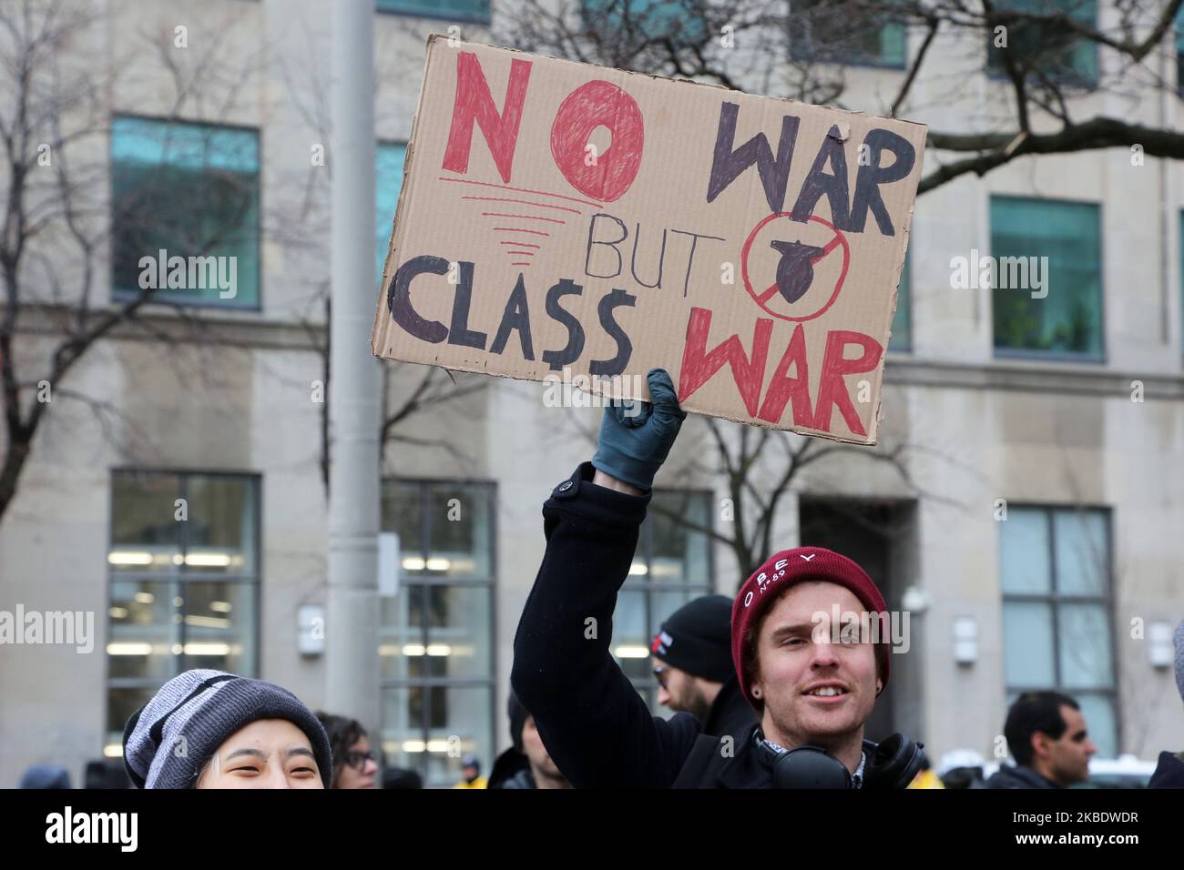 I canadesi hanno tenuto una protesta al di fuori del consolato americano a Toronto, Ontario, Canada, il 04 gennaio 2020 per protestare contro l'aggressione americana nei confronti dell'Iran a seguito di uno sciopero aereo americano che ha ucciso il maggiore generale iraniano Qassem Soleimani, capo dell'élite Qds Force, E la milizia irachena comandante Abu Mahdi al-Muhandis Venerdì 03 gennaio 2020. I manifestanti canadesi hanno denunciato gli attacchi aerei ordinati dal presidente americano Donald Trump e hanno invitato il Canada a rimuovere le sue truppe dal Medio Oriente e hanno esortato il primo ministro canadese Justin Trudeau ad intervenire e a prevenire una guerra tra America e Iran. Foto Stock