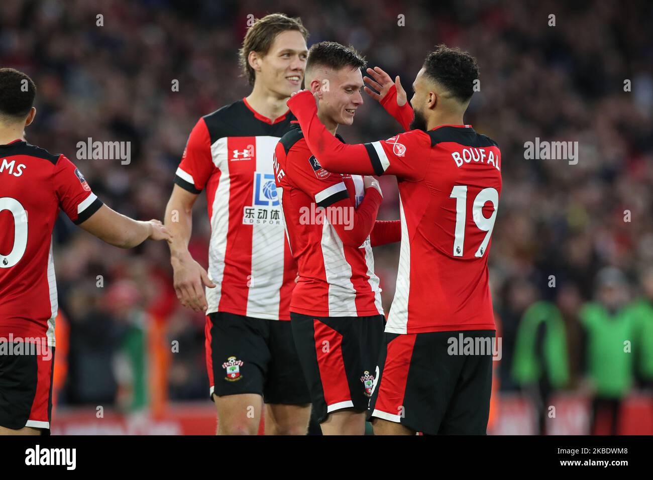 Sofiane Boufal si congratula con il centrocampista di Southampton Will Smallbone per il suo obiettivo durante la partita della fa Cup Third Round tra Southampton e Huddersfield Town al St Mary's Stadium, Southampton, sabato 4th gennaio 2020. (Foto di Jon Bromley/MI News/NurPhoto) Foto Stock