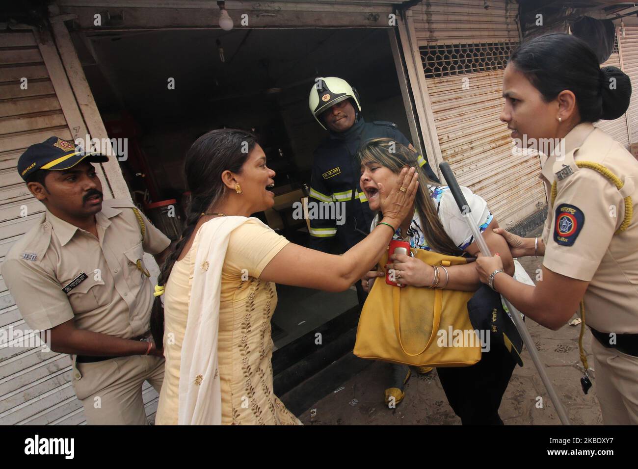 Un residente reagisce dopo che un incendio scoppiò in un edificio a kamathipura (Nagpada) a Mumbai, in India, il 06 gennaio 2020. Cinque persone sono state ferite nell'incidente come da rapporto dei media. (Foto di Himanshu Bhatt/NurPhoto) Foto Stock