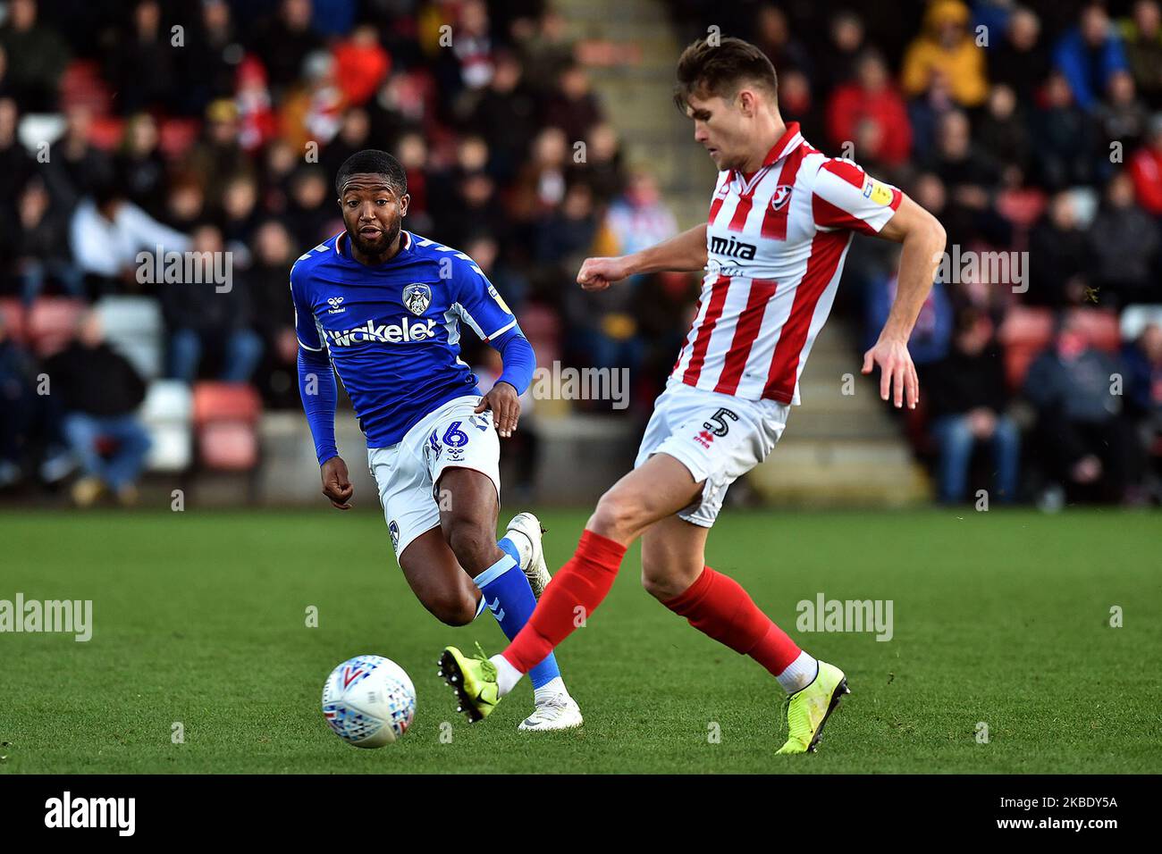 Scott Wilson di Oldham Athletic e Charlie Raglan di Cheltenham Town durante la partita della Sky Bet League 2 tra Cheltenham Town e Oldham Athletic all'Abbey Business Stadium di Cheltenham sabato 4th gennaio 2020. (Foto di Eddie Garvey/NurPhoto) Foto Stock