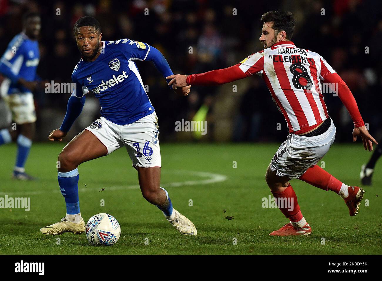 Scott Wilson di Oldham Athletic e Chris Clements di Cheltenham Town durante la partita della Sky Bet League 2 tra Cheltenham Town e Oldham Athletic all'Abbey Business Stadium di Cheltenham sabato 4th gennaio 2020. (Foto di Eddie Garvey/NurPhoto) Foto Stock