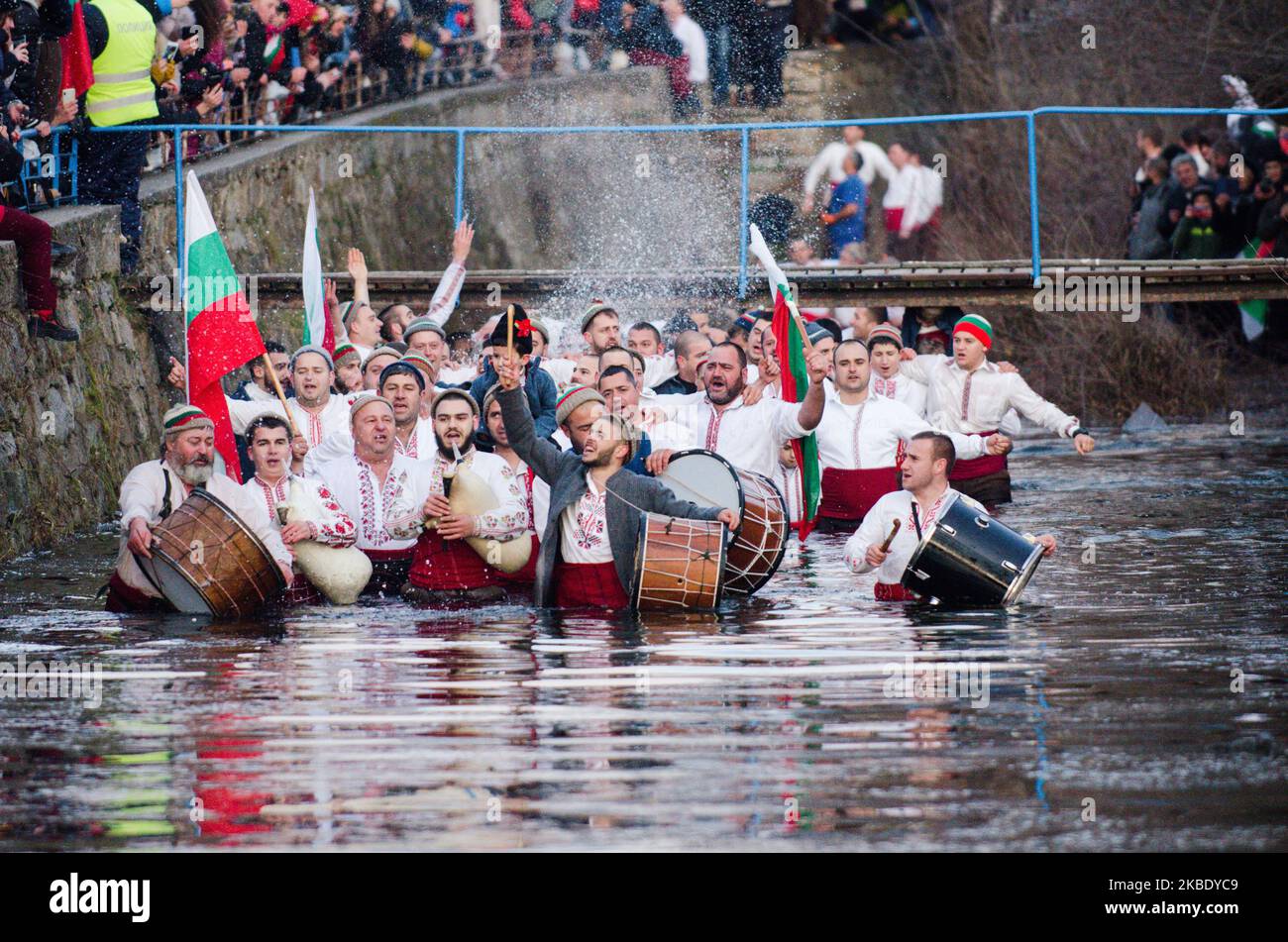 I cristiani ortodossi a Kalofer, Bulgaria, colombano in acqua gelida per recuperare un crocifisso di legno, una tradizione che risale a secoli, Kalofer, Bulgaria il 06 gennaio 2020. Negli ultimi 3 anni, l'usanza è stata osservata dall'UNESCO. Il desiderio della gente del posto è che la danza maschile di Kalofer nelle acque ghiacciate sull'epifania sia inclusa nella Lista del patrimonio culturale immateriale dell'UNESCO, Kalofer, Bulgaria il 06 gennaio 2020 (Foto di Hristo Rusev/NurPhoto) Foto Stock