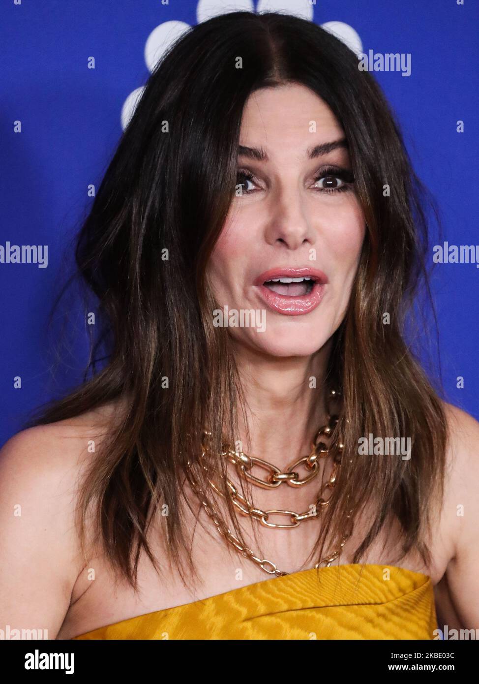 BEVERLY HILLS, LOS ANGELES, CALIFORNIA, USA - GENNAIO 05: L'attrice Sandra Bullock che indossa Oscar de la Renta personalizzato con scarpe Jimmy Choo, gioielli Pomellato e una frizione Tyler Ellis posa nella sala stampa ai 77th Annual Golden Globe Awards che si tengono presso il Beverly Hilton Hotel il 5 gennaio 2020 a Beverly Hills, Los Angeles, California, Stati Uniti. (Foto di Xavier Collin/Image Press Agency/NurPhoto) Foto Stock