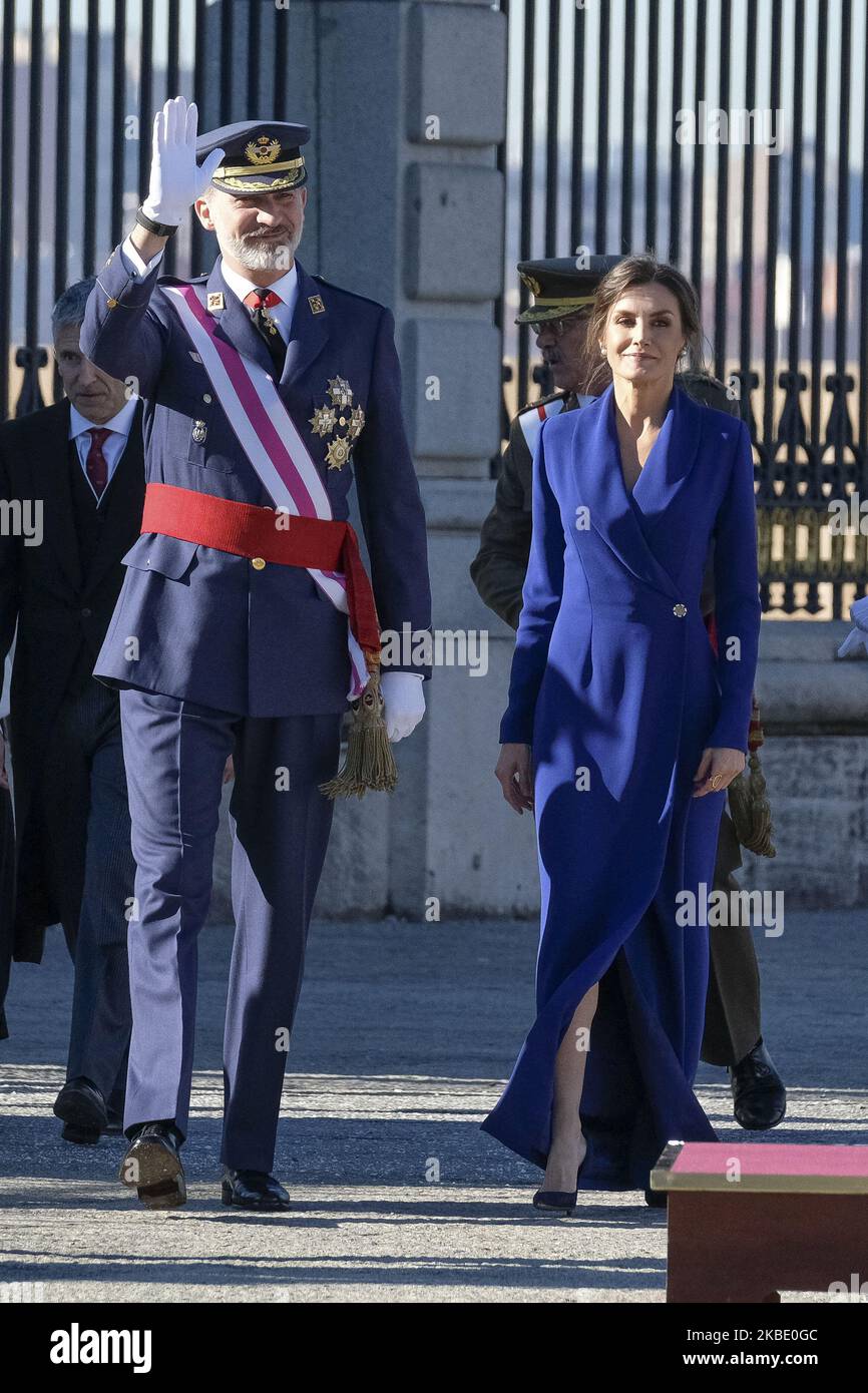Il re spagnolo Felipe VI e la regina Letizia Spagna al luogo della parata al suo arrivo a presiedere la celebrazione dell'esercito in occasione del Pascua Militar Day, al Palazzo reale nel centro di Madrid, Spagna, 06 gennaio 2020. Il re spagnolo Felipe VI presiede la cerimonia annuale dell'esercito per celebrare il giorno dell'Epifania al Palazzo reale. Il re spagnolo Carlos III stabilì questa cerimonia nel 1782 dopo che le truppe spagnole catturarono la città di Mahon, nell'isola di Minorca, dalle truppe britanniche il 06 gennaio 1782. (Foto di Oscar Gonzalez/NurPhoto) Foto Stock