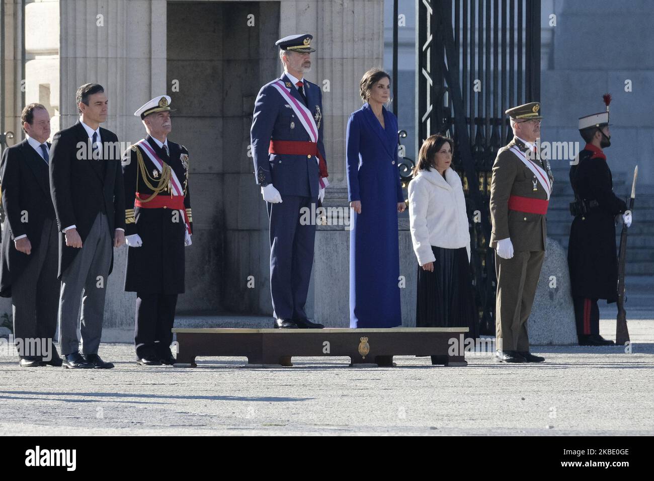 Il re spagnolo Felipe VI e la regina Letizia Spagna al luogo della parata al suo arrivo a presiedere la celebrazione dell'esercito in occasione del Pascua Militar Day, al Palazzo reale nel centro di Madrid, Spagna, 06 gennaio 2020. Il re spagnolo Felipe VI presiede la cerimonia annuale dell'esercito per celebrare il giorno dell'Epifania al Palazzo reale. Il re spagnolo Carlos III stabilì questa cerimonia nel 1782 dopo che le truppe spagnole catturarono la città di Mahon, nell'isola di Minorca, dalle truppe britanniche il 06 gennaio 1782. (Foto di Oscar Gonzalez/NurPhoto) Foto Stock