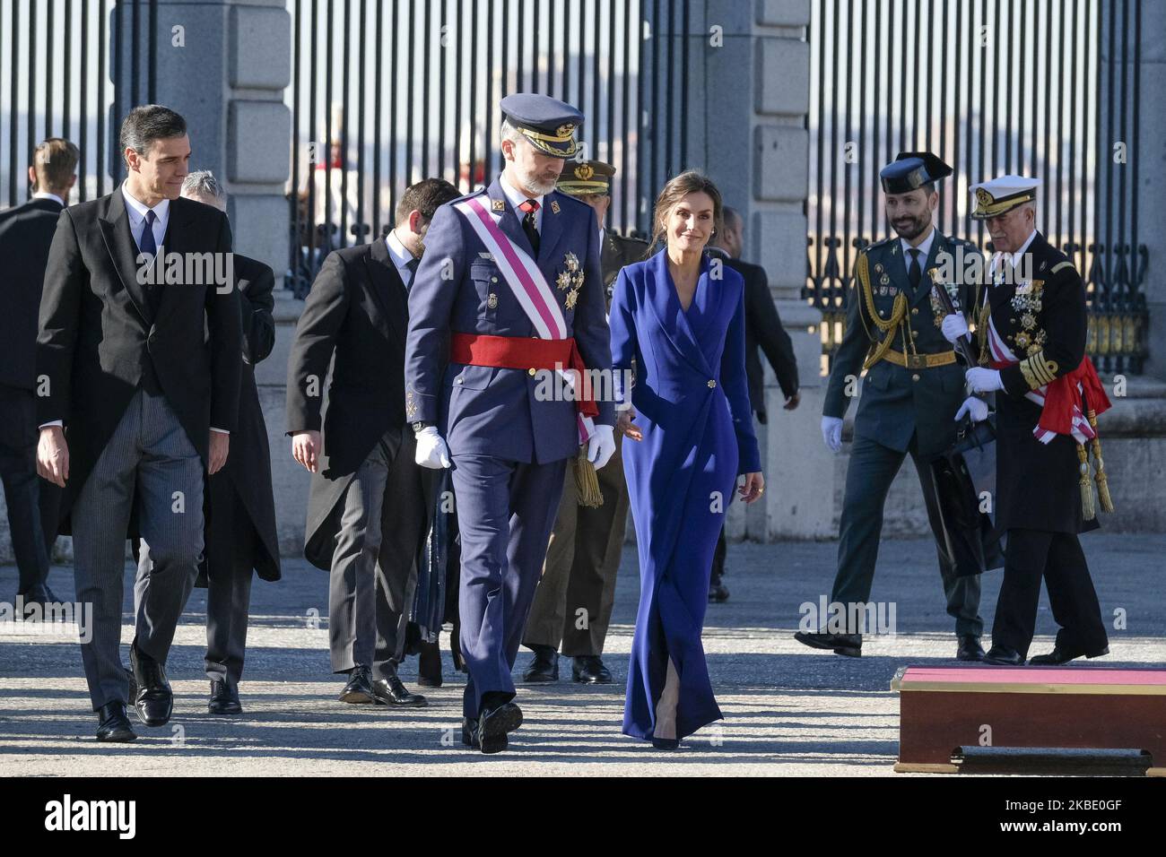 Il re spagnolo Felipe VI e la regina Letizia Spagna al luogo della parata al suo arrivo a presiedere la celebrazione dell'esercito in occasione del Pascua Militar Day, al Palazzo reale nel centro di Madrid, Spagna, 06 gennaio 2020. Il re spagnolo Felipe VI presiede la cerimonia annuale dell'esercito per celebrare il giorno dell'Epifania al Palazzo reale. Il re spagnolo Carlos III stabilì questa cerimonia nel 1782 dopo che le truppe spagnole catturarono la città di Mahon, nell'isola di Minorca, dalle truppe britanniche il 06 gennaio 1782. (Foto di Oscar Gonzalez/NurPhoto) Foto Stock