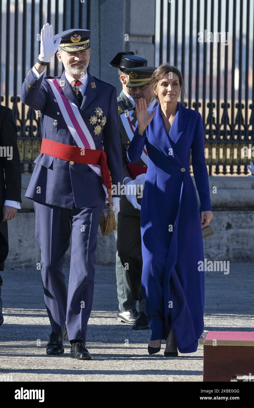 Il re spagnolo Felipe VI e la regina Letizia Spagna al luogo della parata al suo arrivo a presiedere la celebrazione dell'esercito in occasione del Pascua Militar Day, al Palazzo reale nel centro di Madrid, Spagna, 06 gennaio 2020. Il re spagnolo Felipe VI presiede la cerimonia annuale dell'esercito per celebrare il giorno dell'Epifania al Palazzo reale. Il re spagnolo Carlos III stabilì questa cerimonia nel 1782 dopo che le truppe spagnole catturarono la città di Mahon, nell'isola di Minorca, dalle truppe britanniche il 06 gennaio 1782. (Foto di Oscar Gonzalez/NurPhoto) Foto Stock