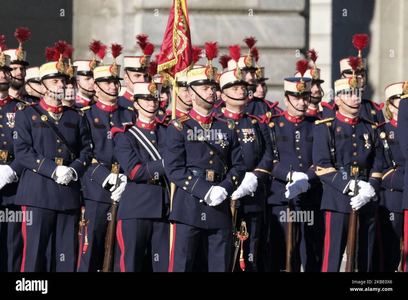 Le Guardie reali spagnole sono in parata presso la parata del Palazzo reale durante la celebrazione dell'esercito in occasione del Pascua Militar Day nel centro di Madrid, Spagna, 06 gennaio 2020. Il re spagnolo Felipe VI presiede la cerimonia annuale dell'esercito per celebrare il giorno dell'Epifania al Palazzo reale. Il re spagnolo Carlos III stabilì questa cerimonia nel 1782 dopo che le truppe spagnole catturarono la città di Mahon, nell'isola di Minorca, dalle truppe britanniche il 06 gennaio 1782. (Foto di Oscar Gonzalez/NurPhoto) Foto Stock
