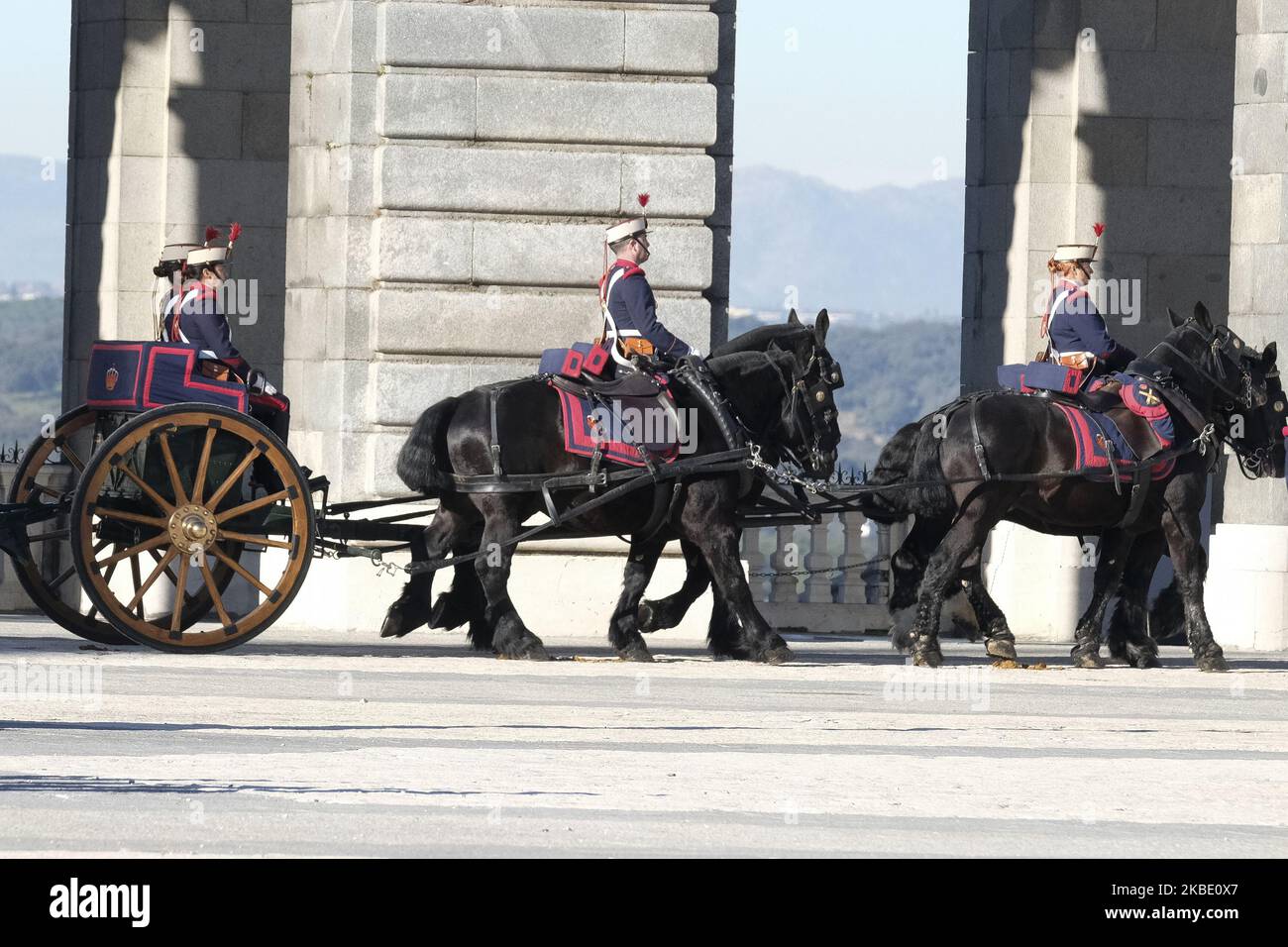 Le Guardie reali spagnole sono in parata presso la parata del Palazzo reale durante la celebrazione dell'esercito in occasione del Pascua Militar Day nel centro di Madrid, Spagna, 06 gennaio 2020. Il re spagnolo Felipe VI presiede la cerimonia annuale dell'esercito per celebrare il giorno dell'Epifania al Palazzo reale. Il re spagnolo Carlos III stabilì questa cerimonia nel 1782 dopo che le truppe spagnole catturarono la città di Mahon, nell'isola di Minorca, dalle truppe britanniche il 06 gennaio 1782. (Foto di Oscar Gonzalez/NurPhoto) Foto Stock