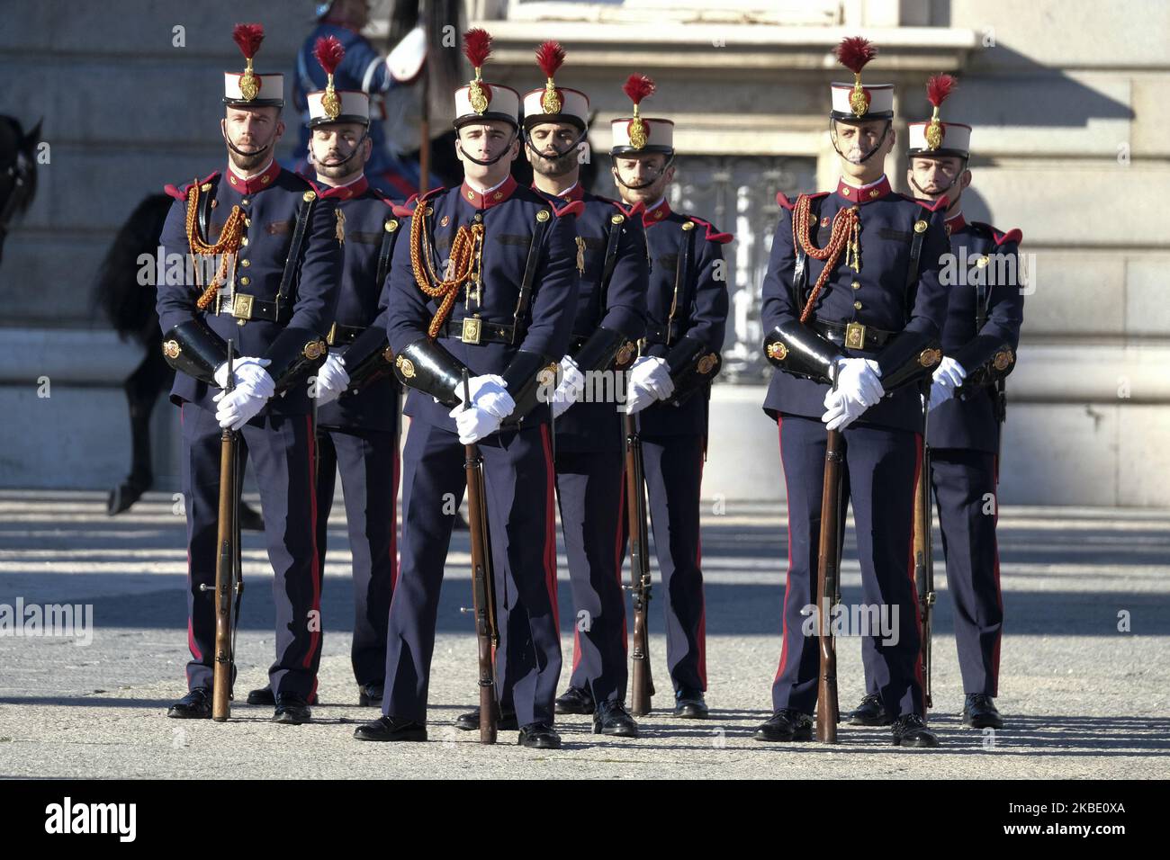 Le Guardie reali spagnole sono in parata presso la parata del Palazzo reale durante la celebrazione dell'esercito in occasione del Pascua Militar Day nel centro di Madrid, Spagna, 06 gennaio 2020. Il re spagnolo Felipe VI presiede la cerimonia annuale dell'esercito per celebrare il giorno dell'Epifania al Palazzo reale. Il re spagnolo Carlos III stabilì questa cerimonia nel 1782 dopo che le truppe spagnole catturarono la città di Mahon, nell'isola di Minorca, dalle truppe britanniche il 06 gennaio 1782. (Foto di Oscar Gonzalez/NurPhoto) Foto Stock