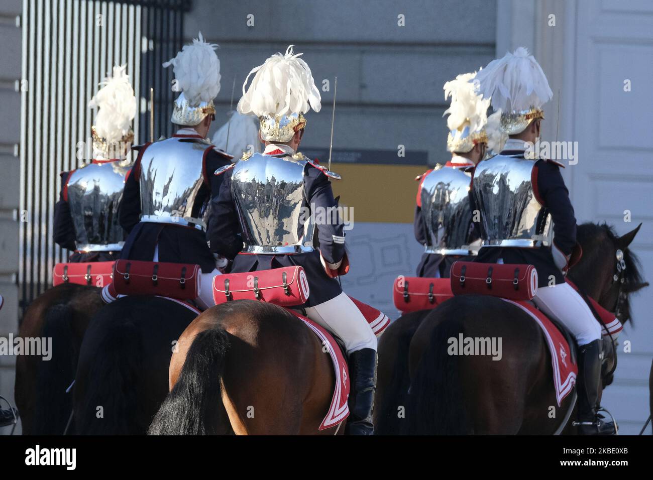 Le Guardie reali spagnole sono in parata presso la parata del Palazzo reale durante la celebrazione dell'esercito in occasione del Pascua Militar Day nel centro di Madrid, Spagna, 06 gennaio 2020. Il re spagnolo Felipe VI presiede la cerimonia annuale dell'esercito per celebrare il giorno dell'Epifania al Palazzo reale. Il re spagnolo Carlos III stabilì questa cerimonia nel 1782 dopo che le truppe spagnole catturarono la città di Mahon, nell'isola di Minorca, dalle truppe britanniche il 06 gennaio 1782. (Foto di Oscar Gonzalez/NurPhoto) Foto Stock