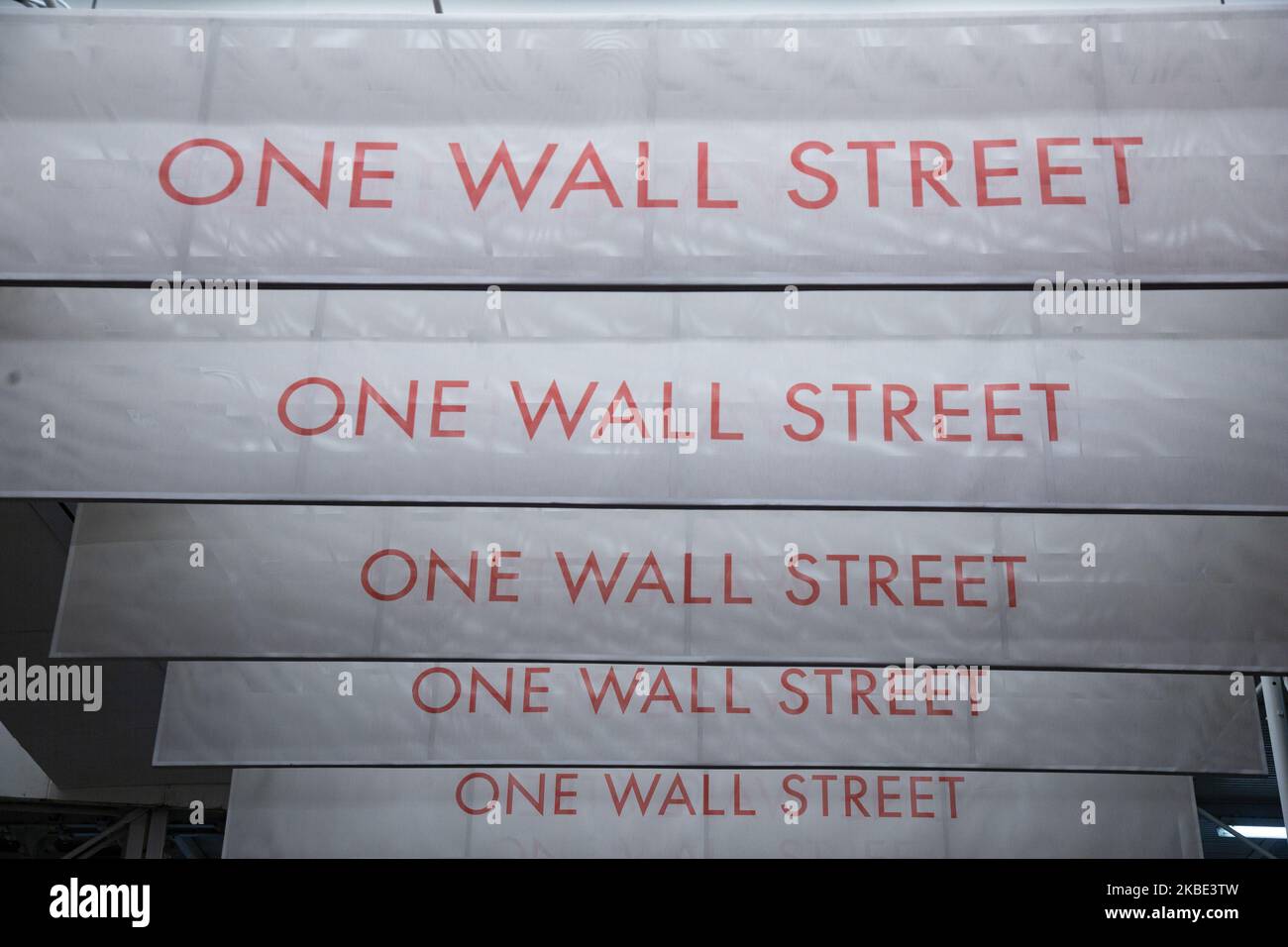 Wall Street segno iscrizione come visto su vari edifici, indirizzo di Wall Street, Downtown in Lower Manhattan è una strada e zona significativa quartiere per l'americano, l'economia globale, il sistema bancario, mercati ecc con sede di società e istituzioni finanziarie situati lì come il New York Stock Exchange NYSE. New York City, USA (Foto di Nicolas Economou/NurPhoto) Foto Stock