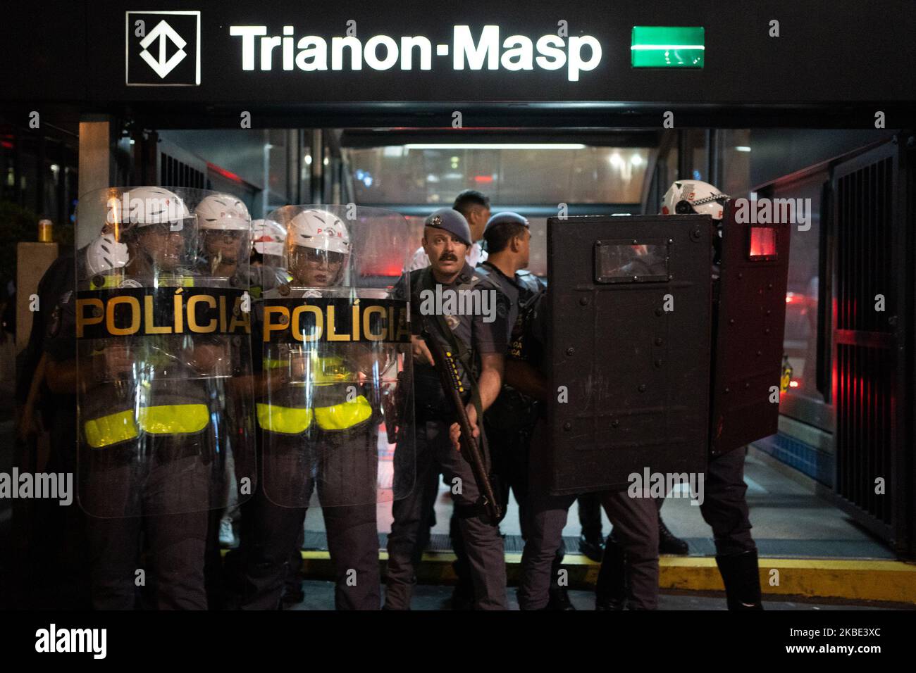 Polizia che blocca i manifestanti dall'entrare nella stazione della metropolitana 'Trianon-Masp' durante la protesta contro l'aumento della tariffa di trasporto a São Paulo, Brasile, 07 gennaio 202 (Foto di Felipe Beltrame/NurPhoto) Foto Stock