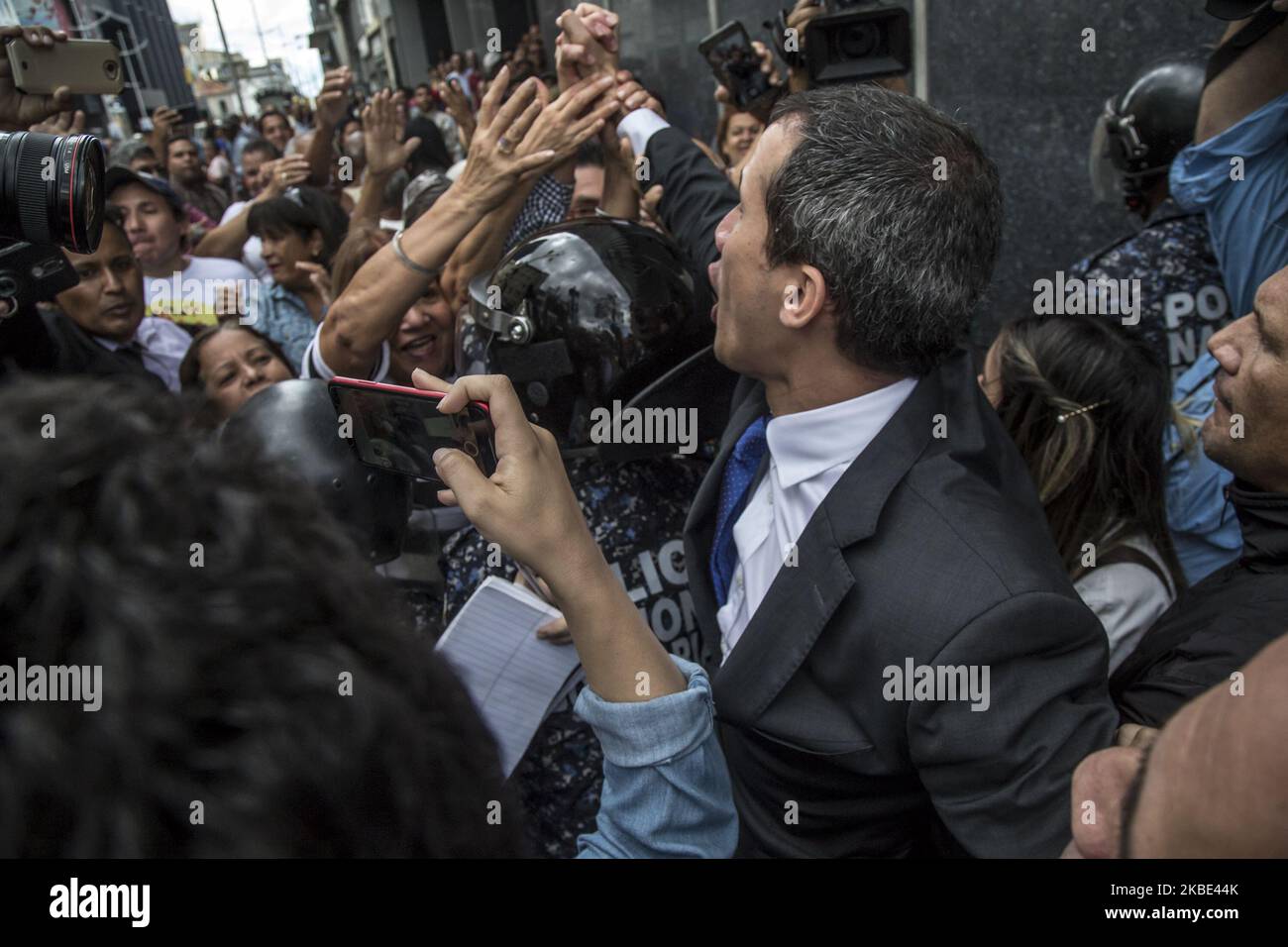 Il leader dell'opposizione e rieletto presidente dell'Assemblea Nazionale, Juan Guaido, accompagnato da deputati dei partiti di opposizione, ha superato il blocco militare all'Assemblea Nazionale il 7 gennaio 2020, a Caracas, Venezuela. I membri dell'opposizione hanno accusato Maduro e i suoi legislatori di un colpo di Stato del parlamento dopo Juan Guaido e i legislatori dell'opposizione sono stati impediti di partecipare alle sessioni del Palazzo dell'Assemblea Nazionale. (Foto di Rafael Briceno Sierralta/NurPhoto) Foto Stock