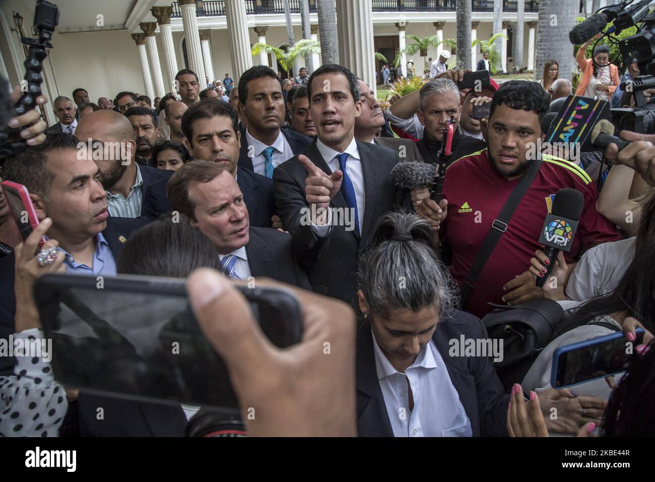 Il leader dell'opposizione e rieletto presidente dell'Assemblea Nazionale, Juan Guaido, accompagnato da deputati dei partiti di opposizione, ha superato il blocco militare all'Assemblea Nazionale il 7 gennaio 2020, a Caracas, Venezuela. I membri dell'opposizione hanno accusato Maduro e i suoi legislatori di un colpo di Stato del parlamento dopo Juan Guaido e i legislatori dell'opposizione sono stati impediti di partecipare alle sessioni del Palazzo dell'Assemblea Nazionale. (Foto di Rafael Briceno Sierralta/NurPhoto) Foto Stock