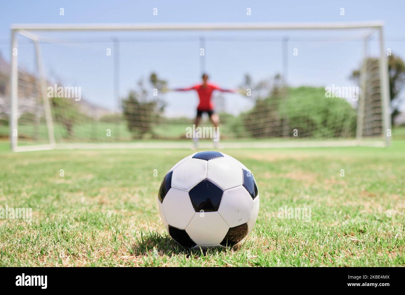 Pallone da calcio, campo da calcio e portiere pronti per la difesa per fermare i gol per la partita di calcio di Punizione sul campo da calcio, campo da prato e stadio sportivo Foto Stock