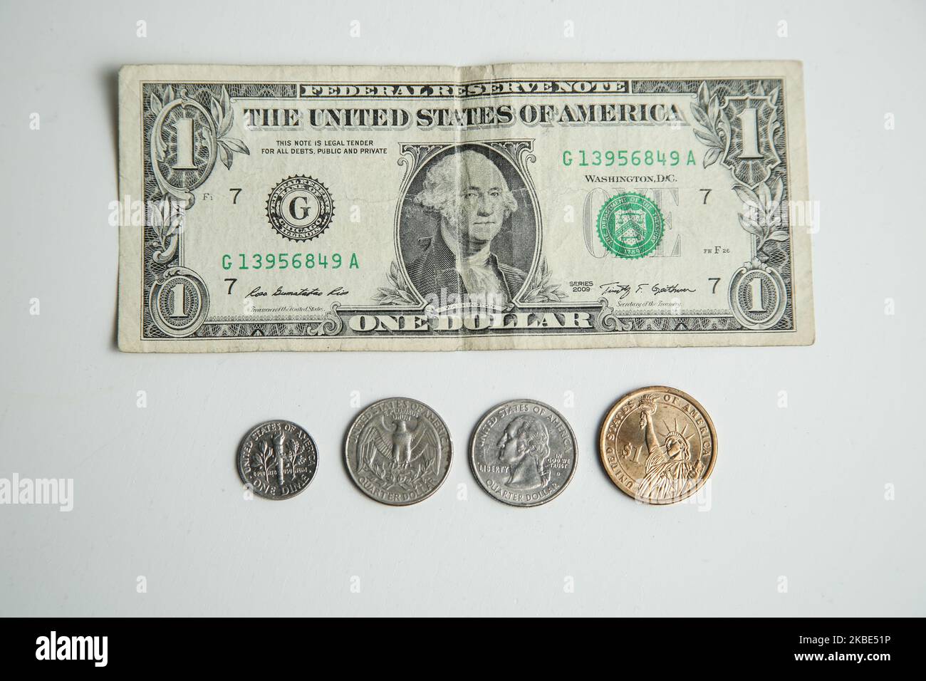 Foto Illustrazione di moneta americana, valuta USD, monete in dollari e  centesimi che si trovano sulle banconote, banconote in dollari su una  superficie bianca il 8 gennaio 2020 ad Amsterdam, Paesi Bassi. (