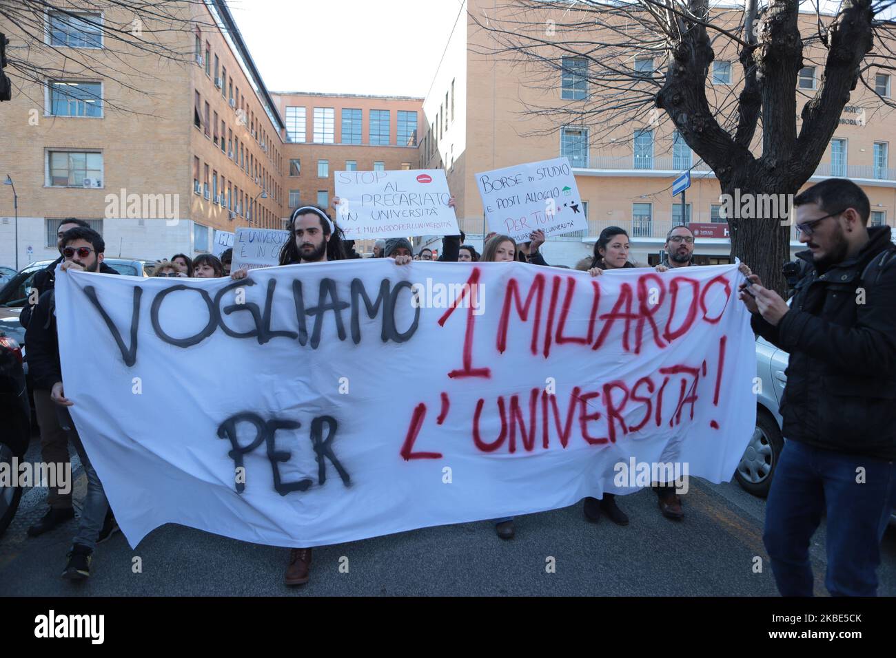 Ricercatori universitari dell'Università Sapienza di Roma protestano il 9 gennaio 2020 all'interno dell'università perché il governo italiano non stanzia fondi sufficienti per l'università. (Foto di Andrea Pirri/NurPhoto) Foto Stock