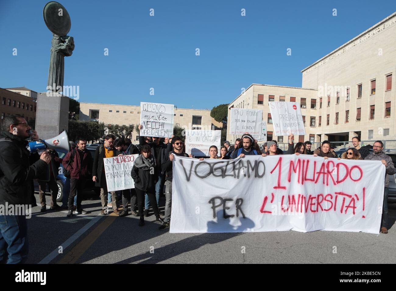 Ricercatori universitari dell'Università Sapienza di Roma protestano il 9 gennaio 2020 all'interno dell'università perché il governo italiano non stanzia fondi sufficienti per l'università. (Foto di Andrea Pirri/NurPhoto) Foto Stock